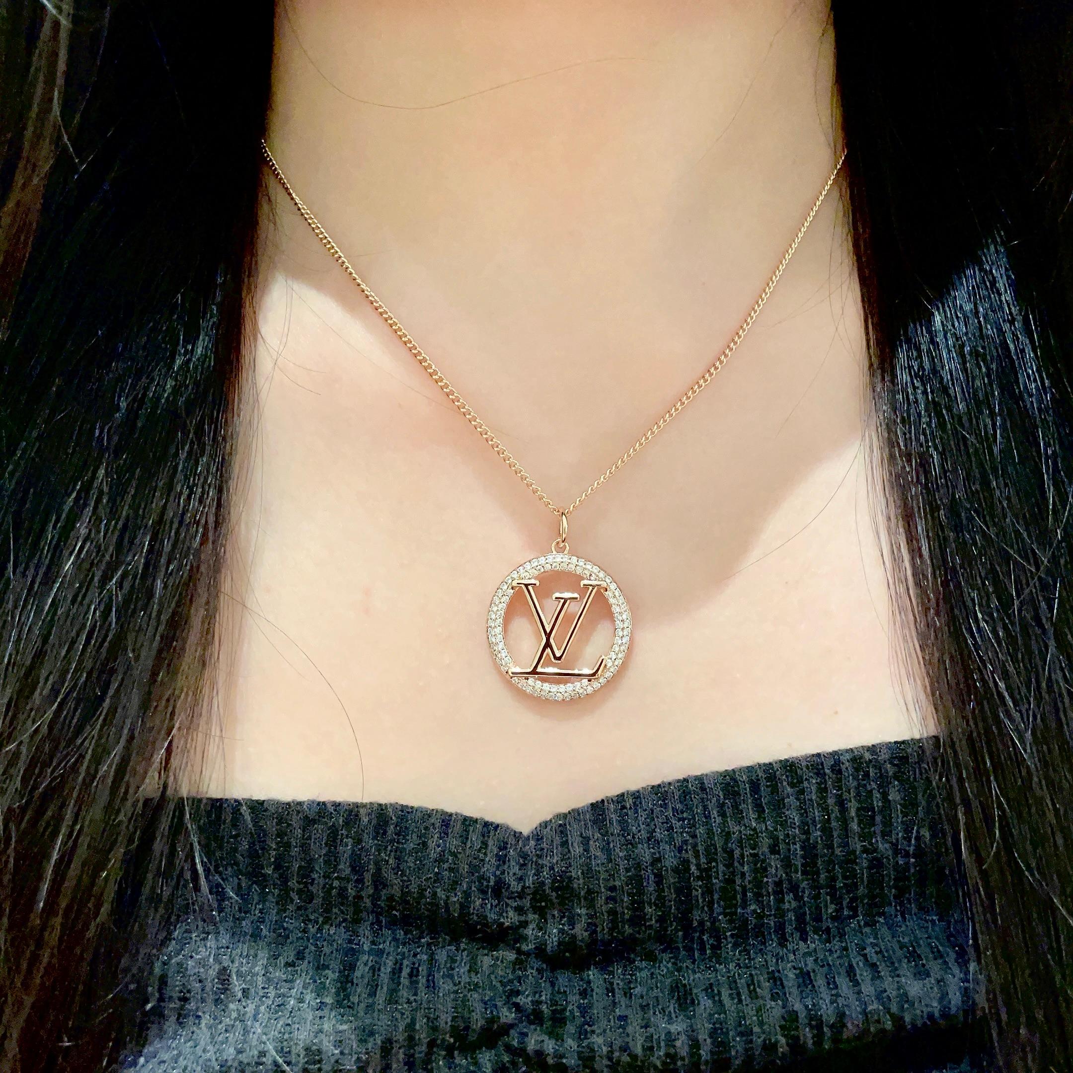 💥💥💥LOUISVUITTON以 经典花纹图案设计 双花 款设计方式吊坠LV品牌标志设计，经典标志理念、