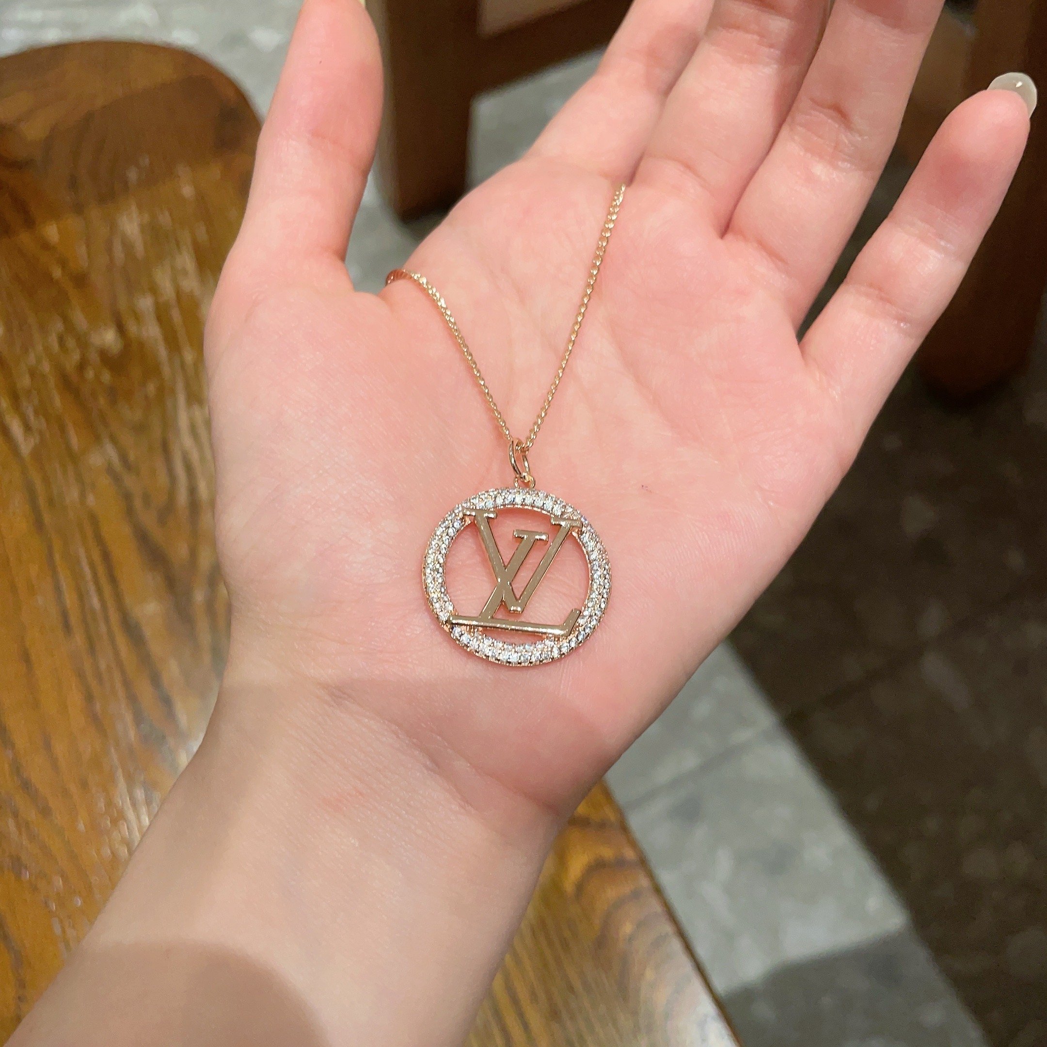 💥💥💥LOUISVUITTON以 经典花纹图案设计 双花 款设计方式吊坠LV品牌标志设计，经典标志理念、