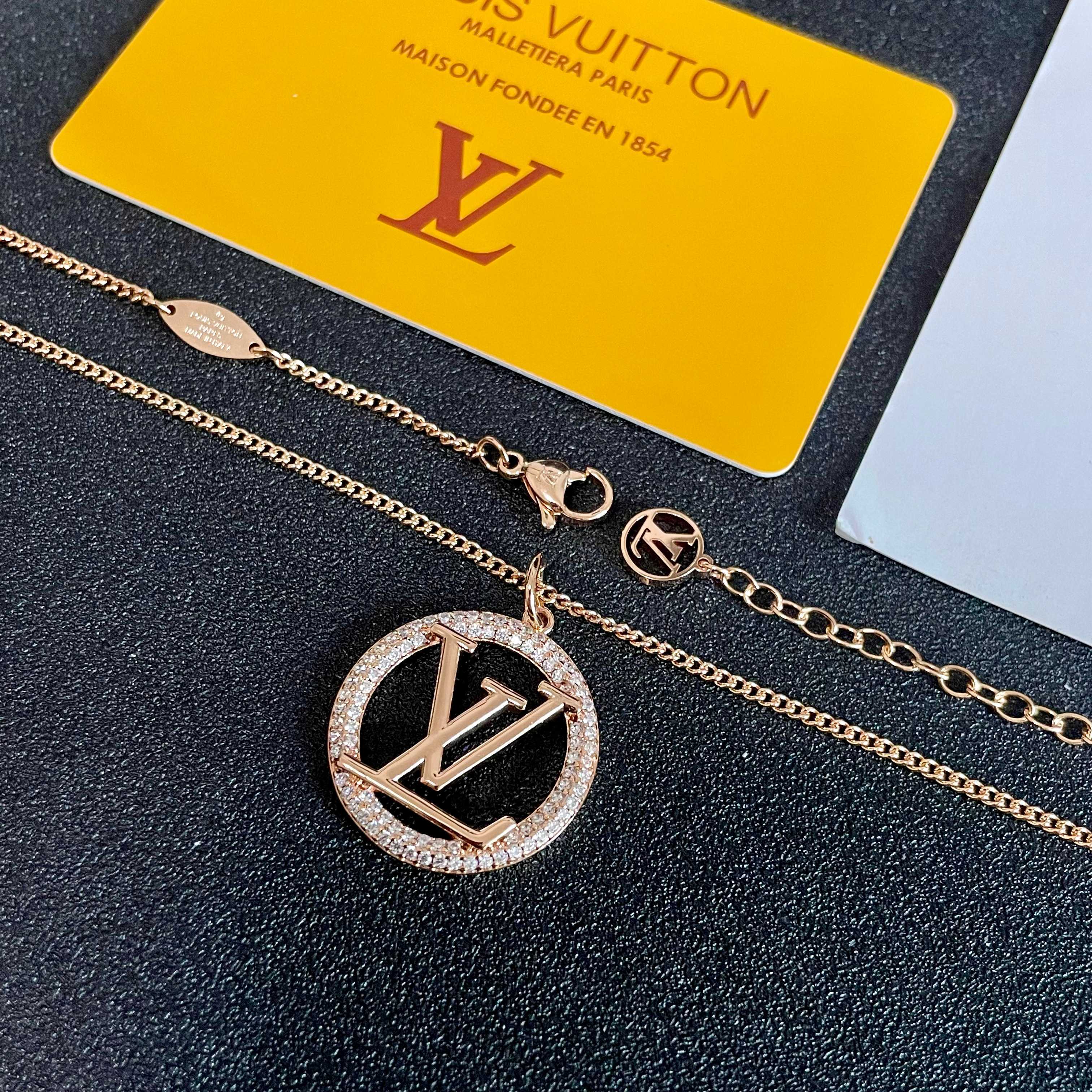 💥💥💥LOUISVUITTON以 经典花纹图案设计 双花 款设计方式吊坠LV品牌标志设计，经典标志理念、