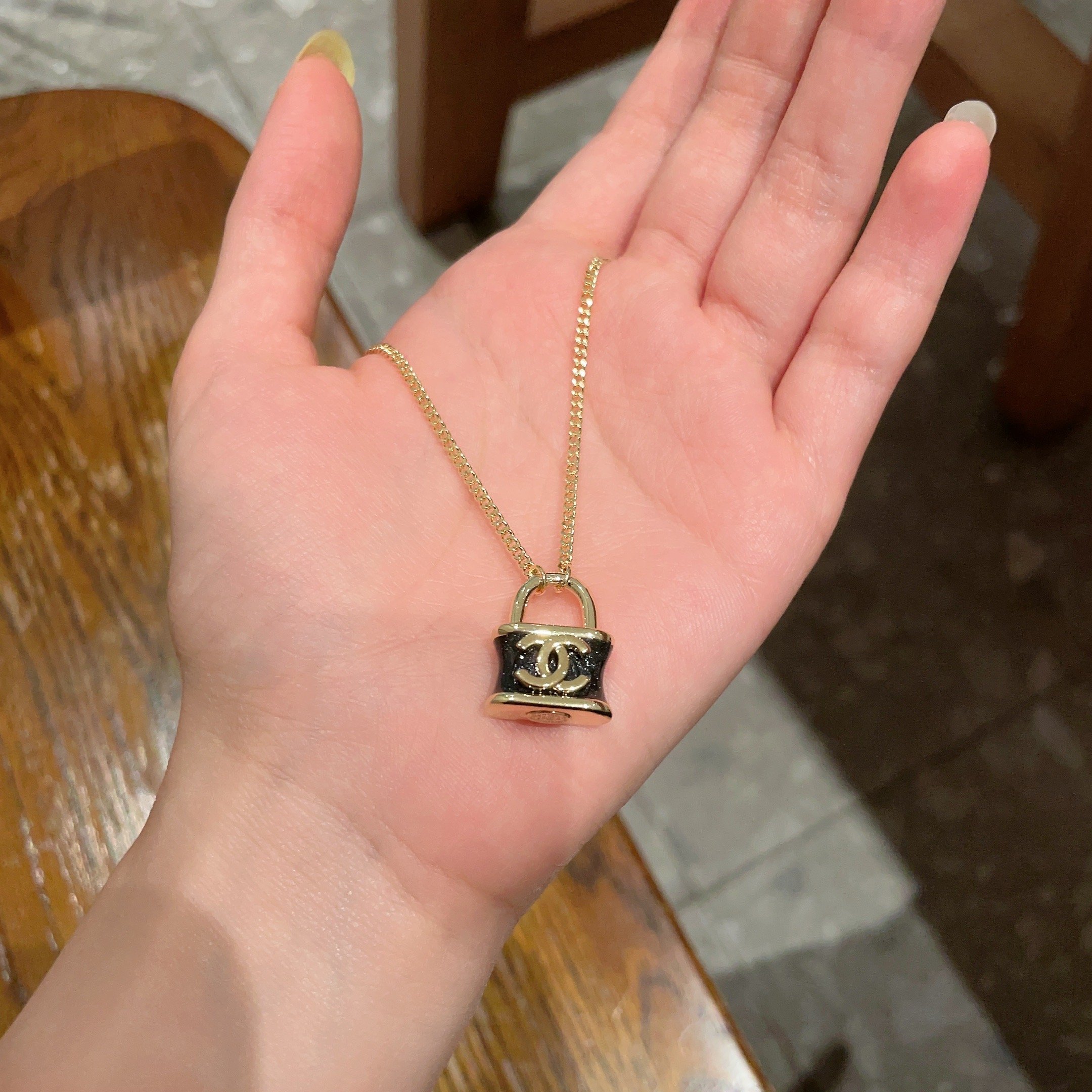 Chanel香奈儿 中古 字母项链👀小香家的款式真心无需多介绍😘🎶每一款都超好看，精致大方，非常显气质.