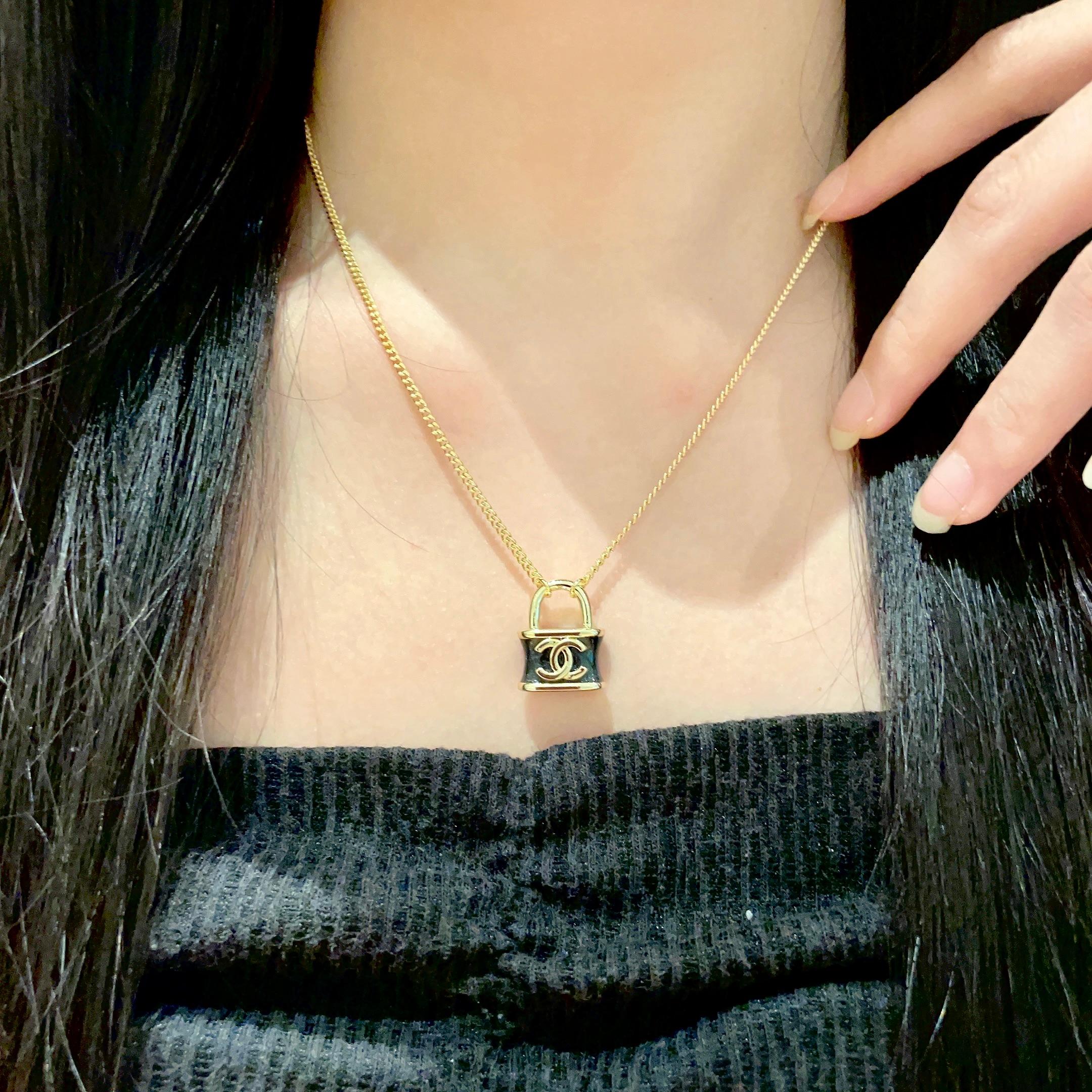 Chanel香奈儿 中古 字母项链👀小香家的款式真心无需多介绍😘🎶每一款都超好看，精致大方，非常显气质.