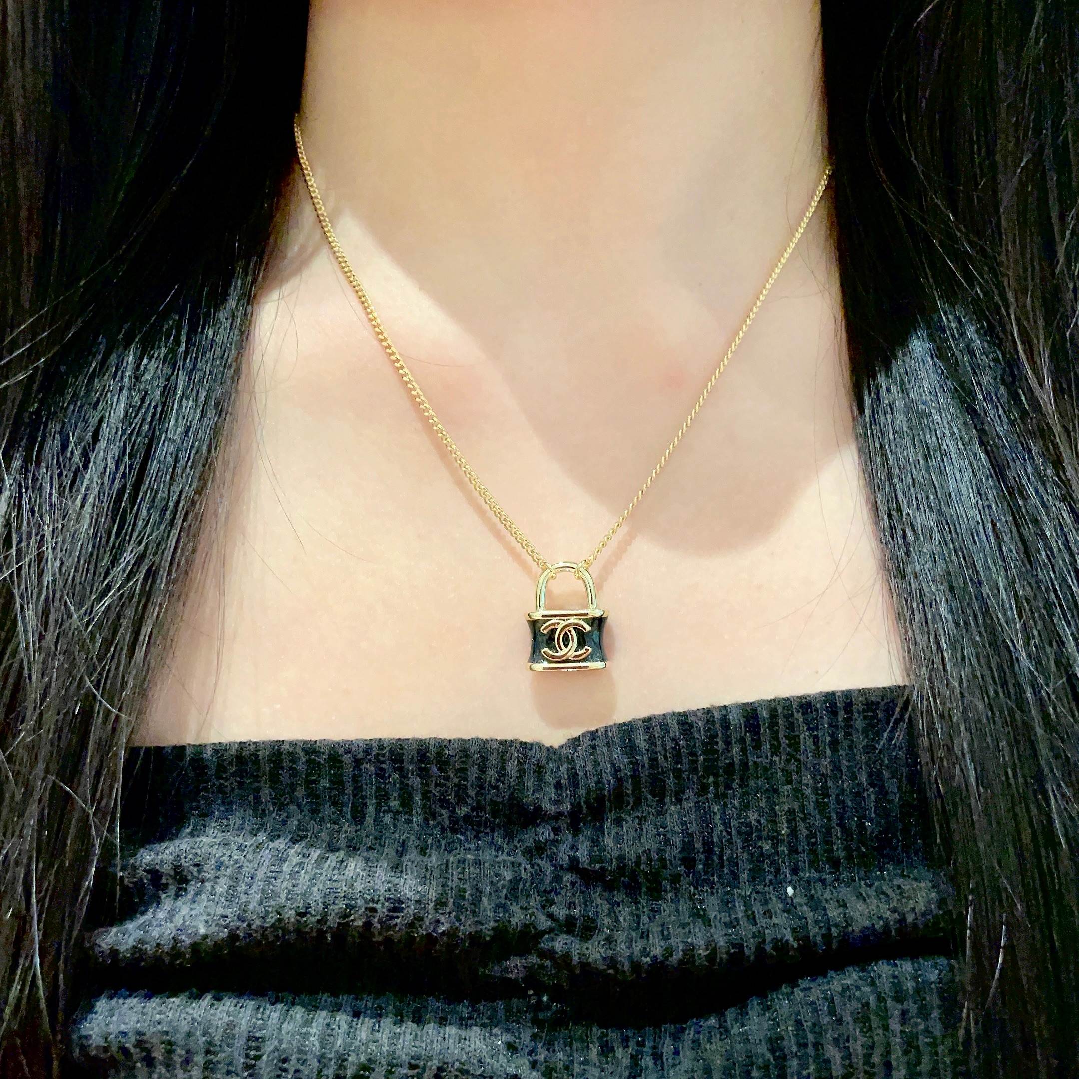 Chanel香奈儿 中古 字母项链👀小香家的款式真心无需多介绍😘🎶每一款都超好看，精致大方，非常显气质.
