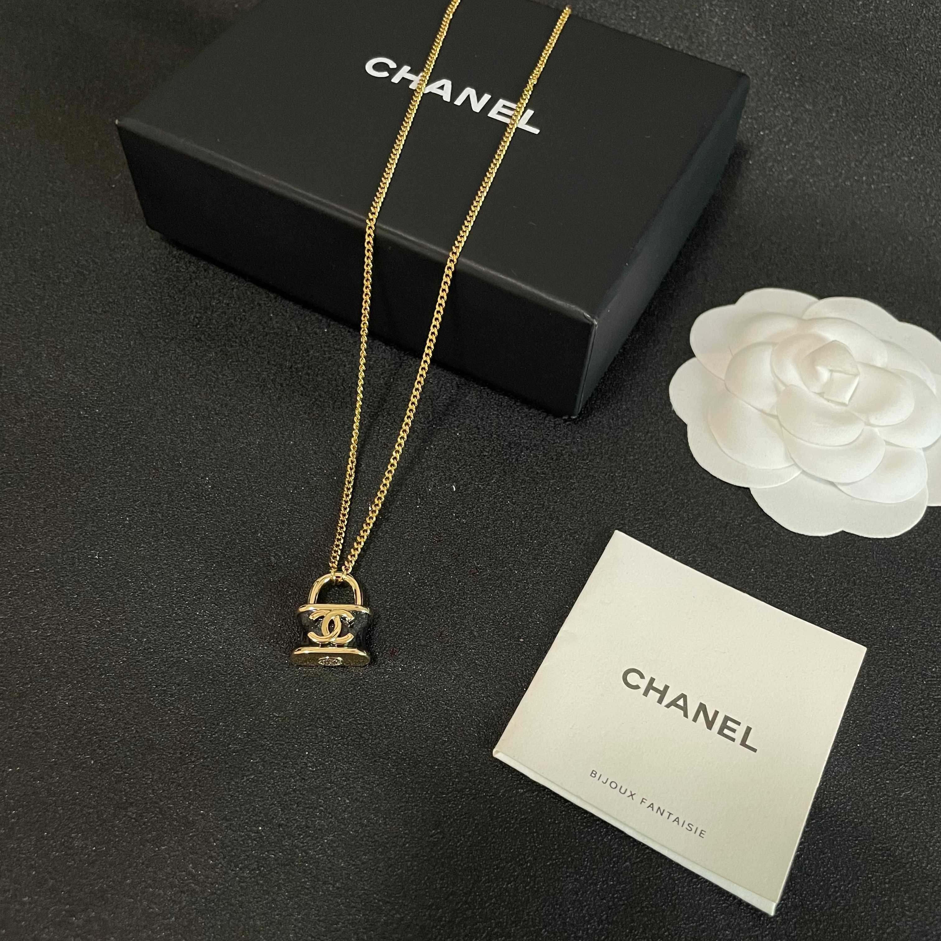 Chanel香奈儿 中古 字母项链👀小香家的款式真心无需多介绍😘🎶每一款都超好看，精致大方，非常显气质.