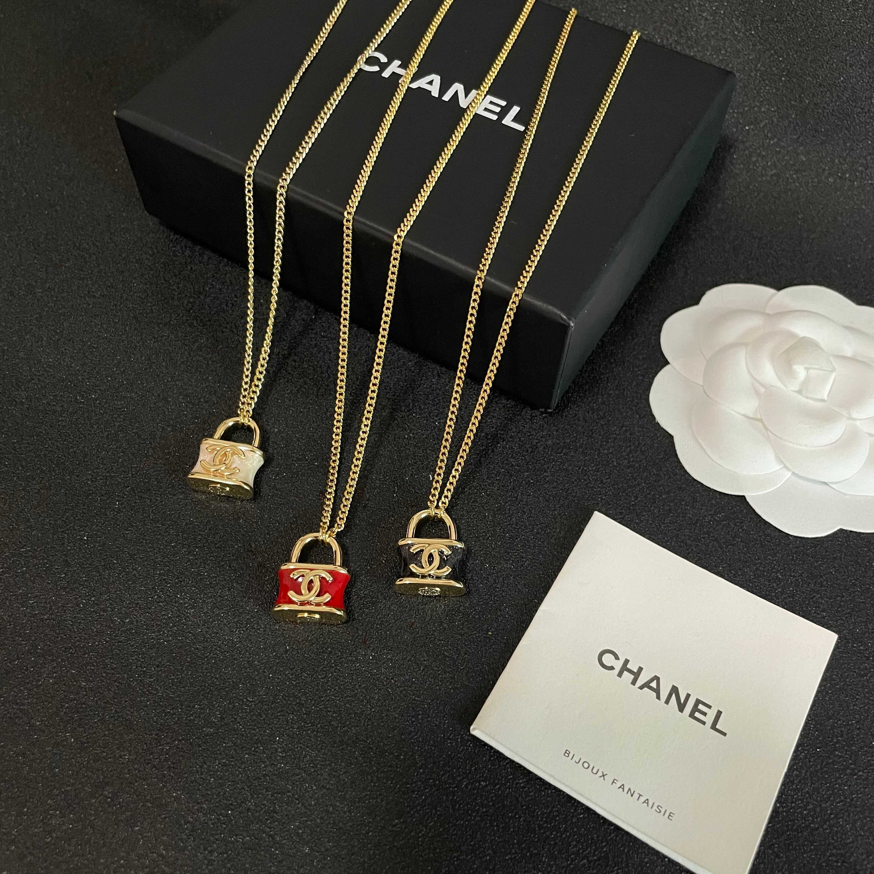 Chanel香奈儿 中古 字母项链👀小香家的款式真心无需多介绍😘🎶每一款都超好看，精致大方，非常显气质.