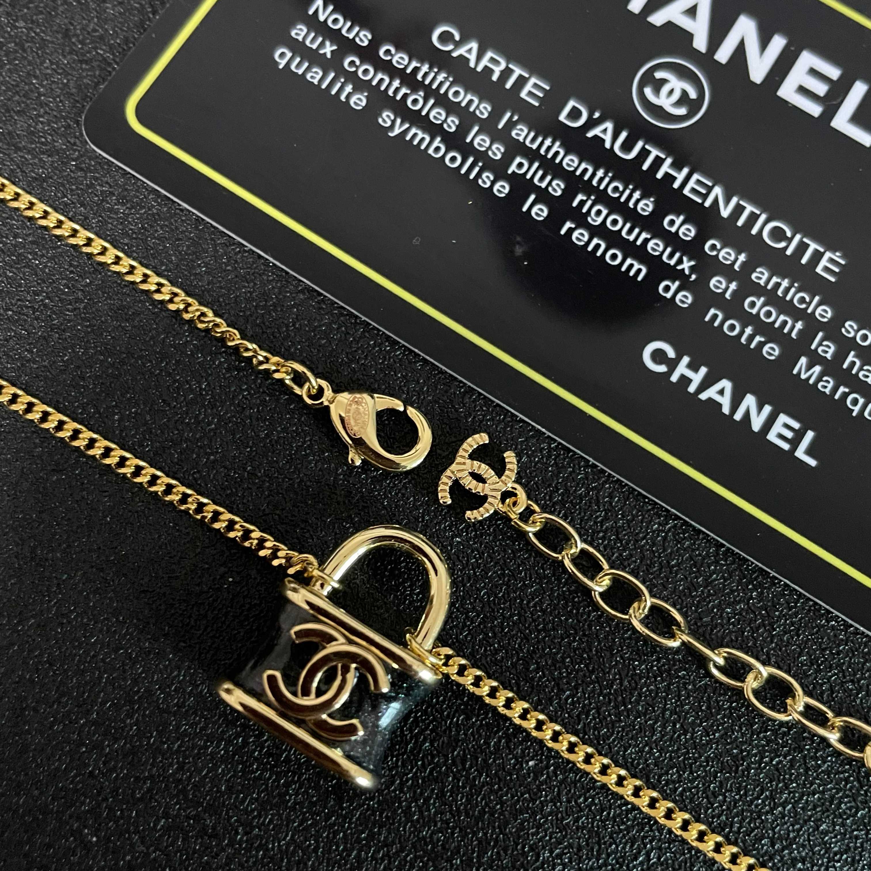Chanel香奈儿 中古 字母项链👀小香家的款式真心无需多介绍😘🎶每一款都超好看，精致大方，非常显气质.