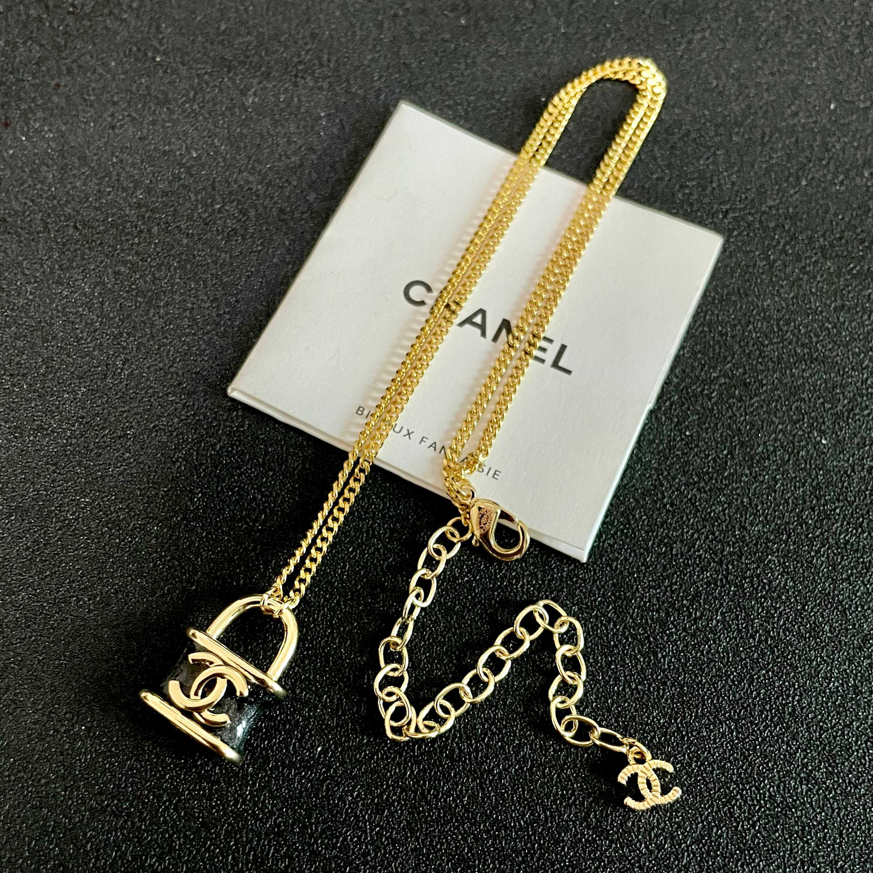 Chanel香奈儿 中古 字母项链👀小香家的款式真心无需多介绍😘🎶每一款都超好看，精致大方，非常显气质.