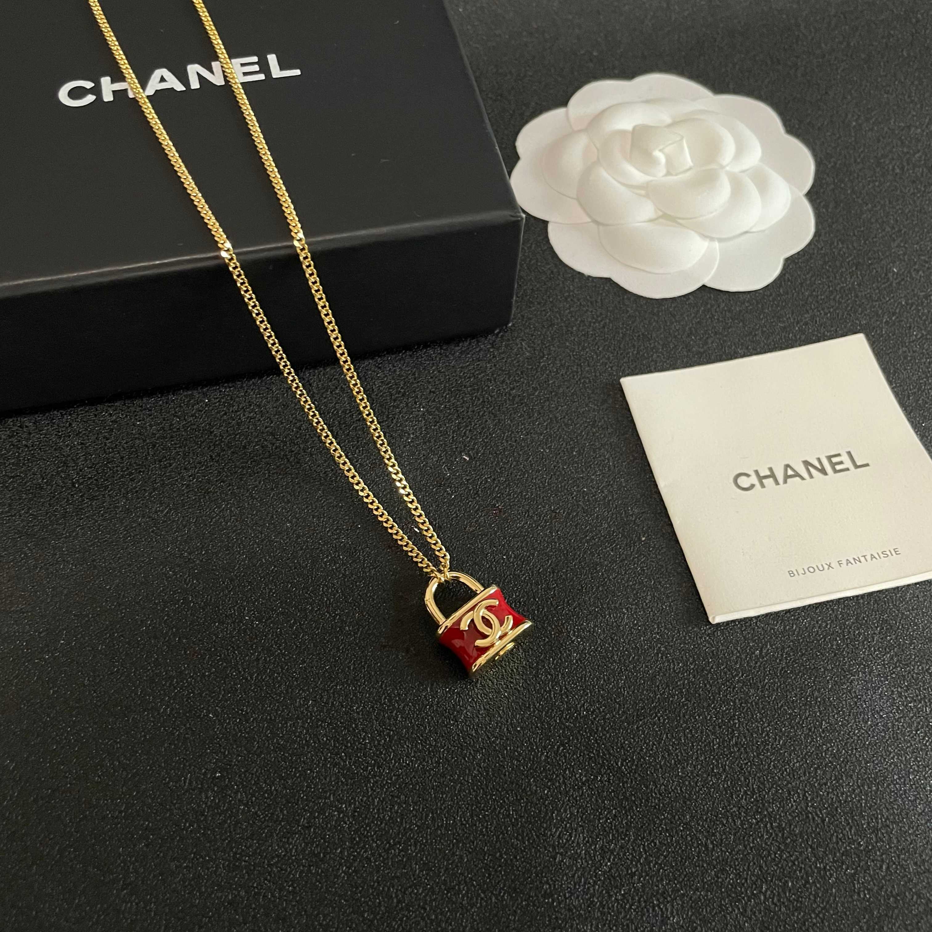 Chanel香奈儿 中古 字母项链👀小香家的款式真心无需多介绍😘🎶每一款都超好看，精致大方，非常显气质.