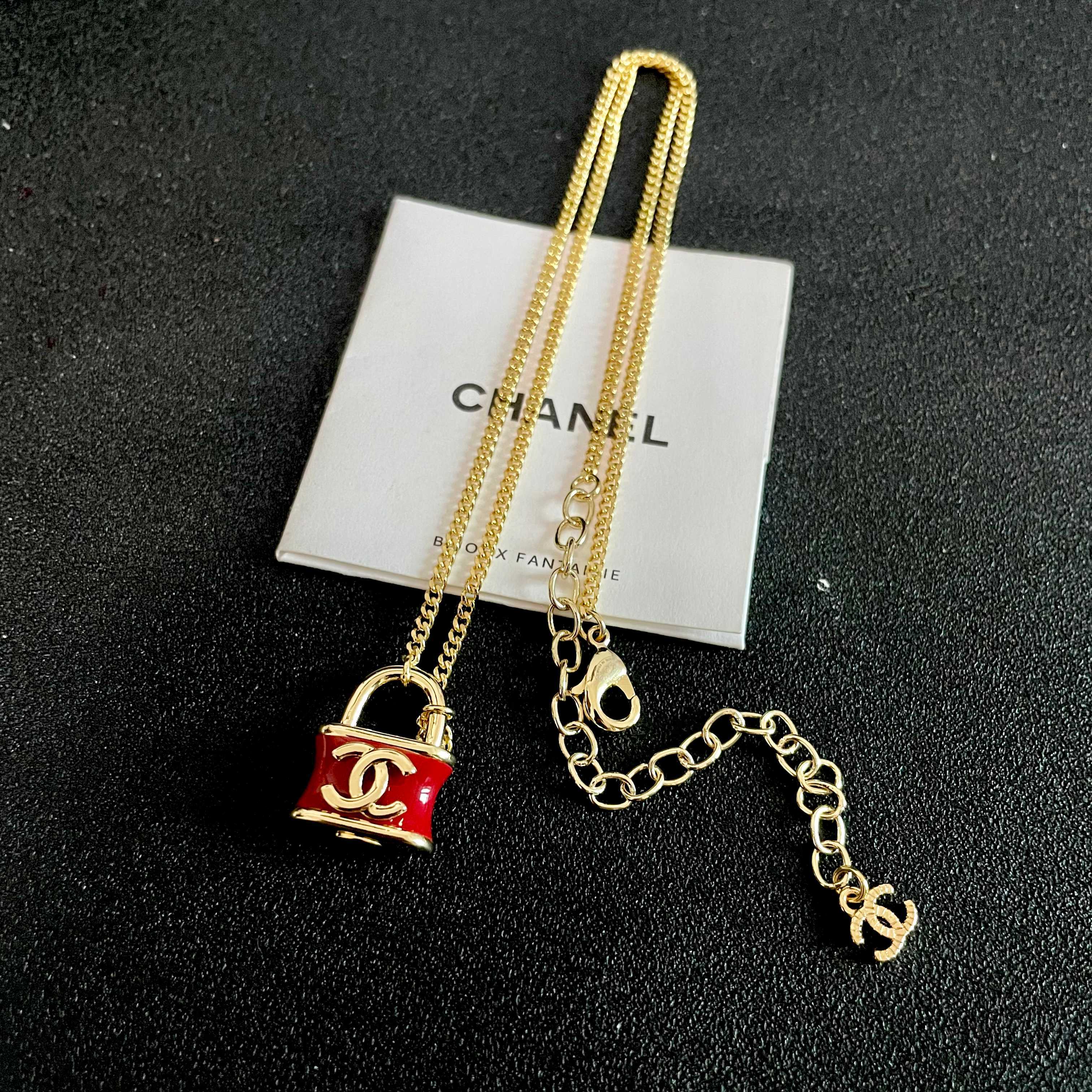 Chanel香奈儿 中古 字母项链👀小香家的款式真心无需多介绍😘🎶每一款都超好看，精致大方，非常显气质.