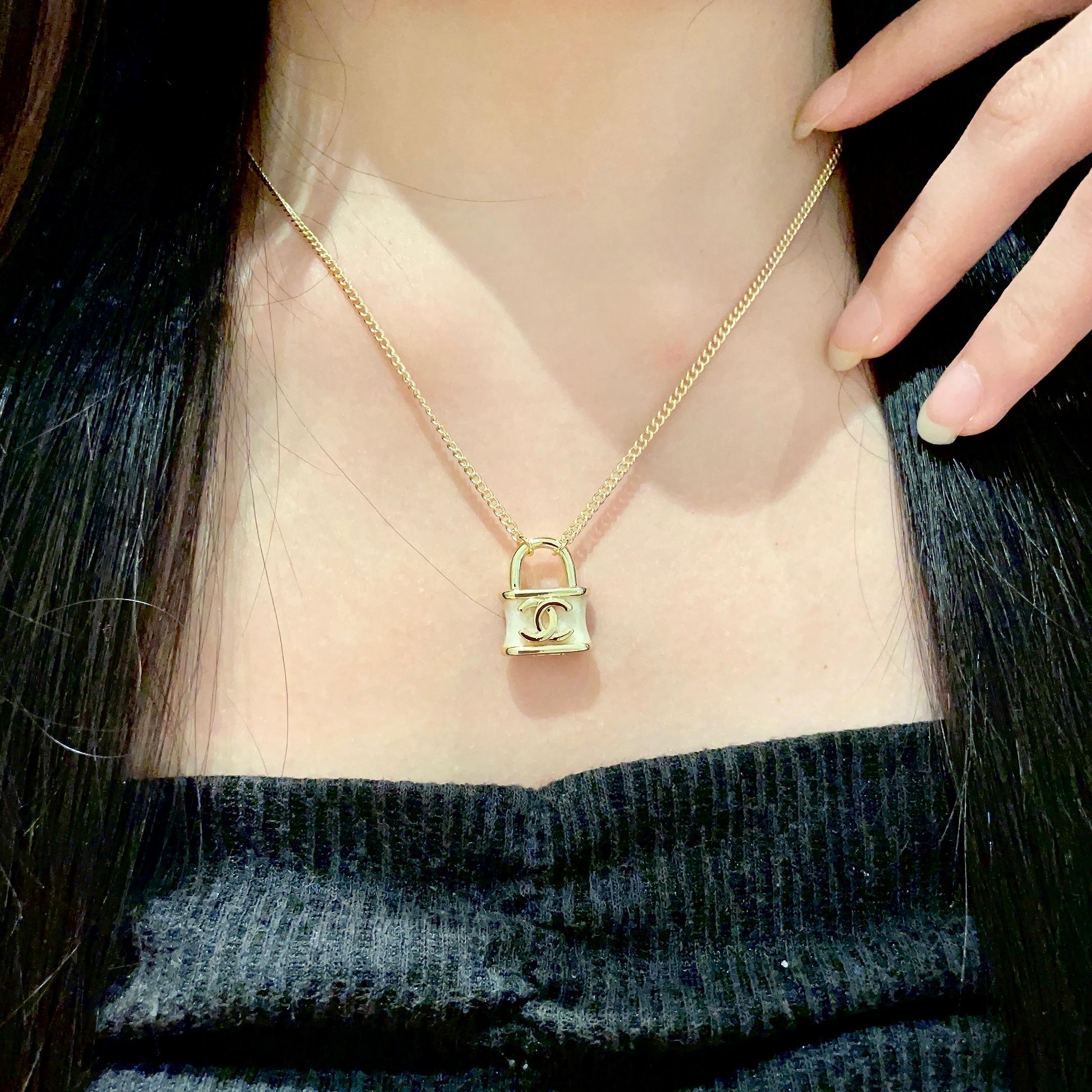 Chanel香奈儿 中古 字母项链👀小香家的款式真心无需多介绍😘🎶每一款都超好看，精致大方，非常显气质.