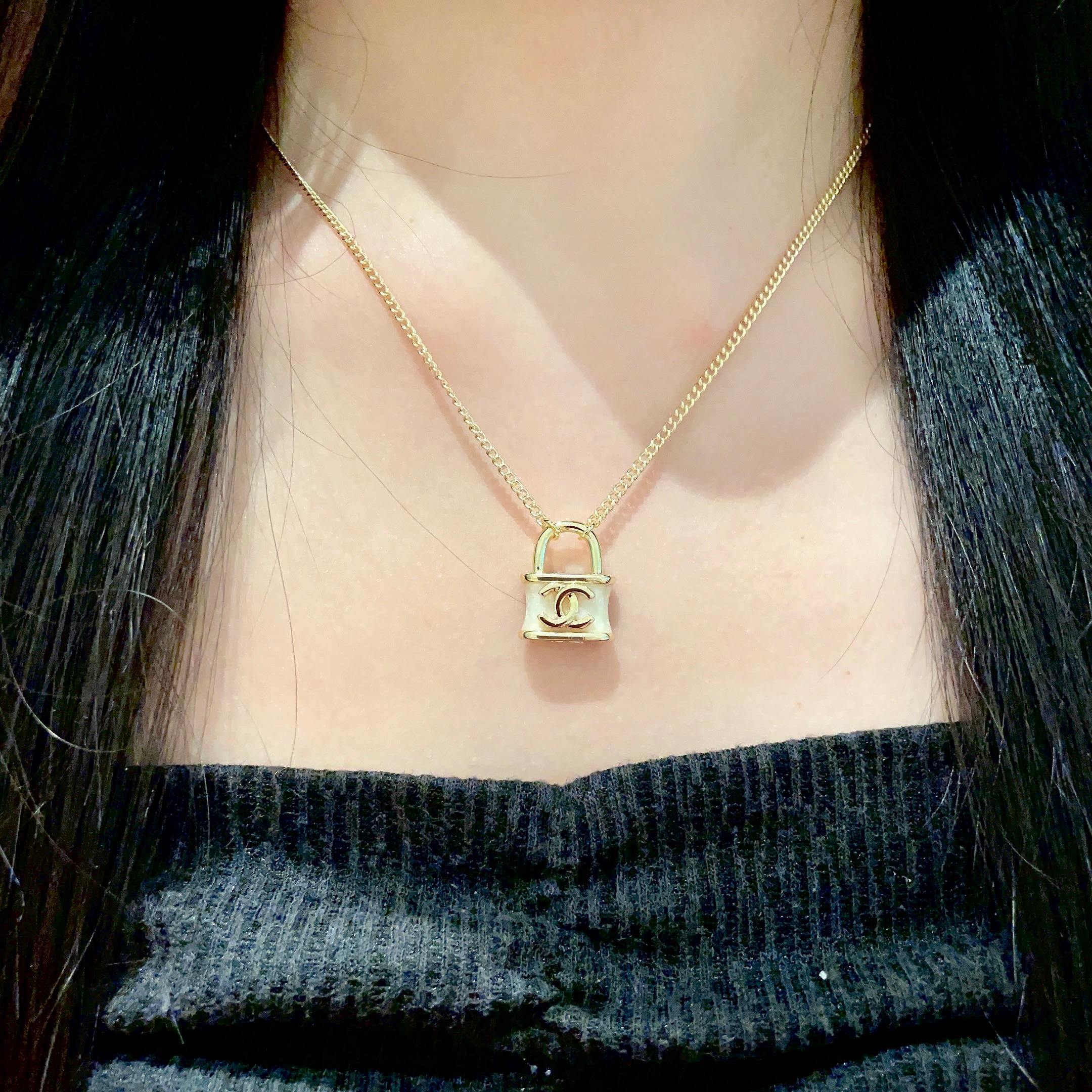 Chanel香奈儿 中古 字母项链👀小香家的款式真心无需多介绍😘🎶每一款都超好看，精致大方，非常显气质.