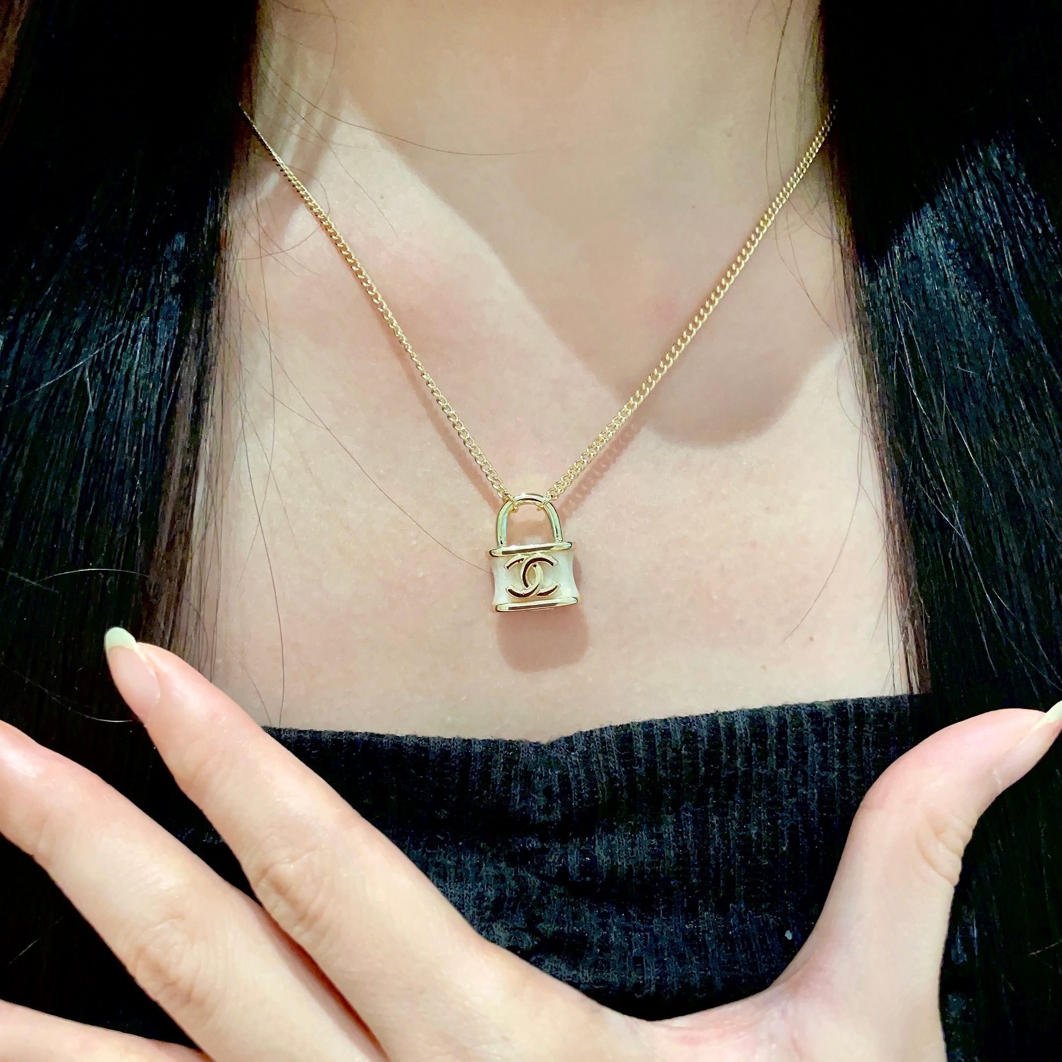 Chanel香奈儿 中古 字母项链👀小香家的款式真心无需多介绍😘🎶每一款都超好看，精致大方，非常显气质.