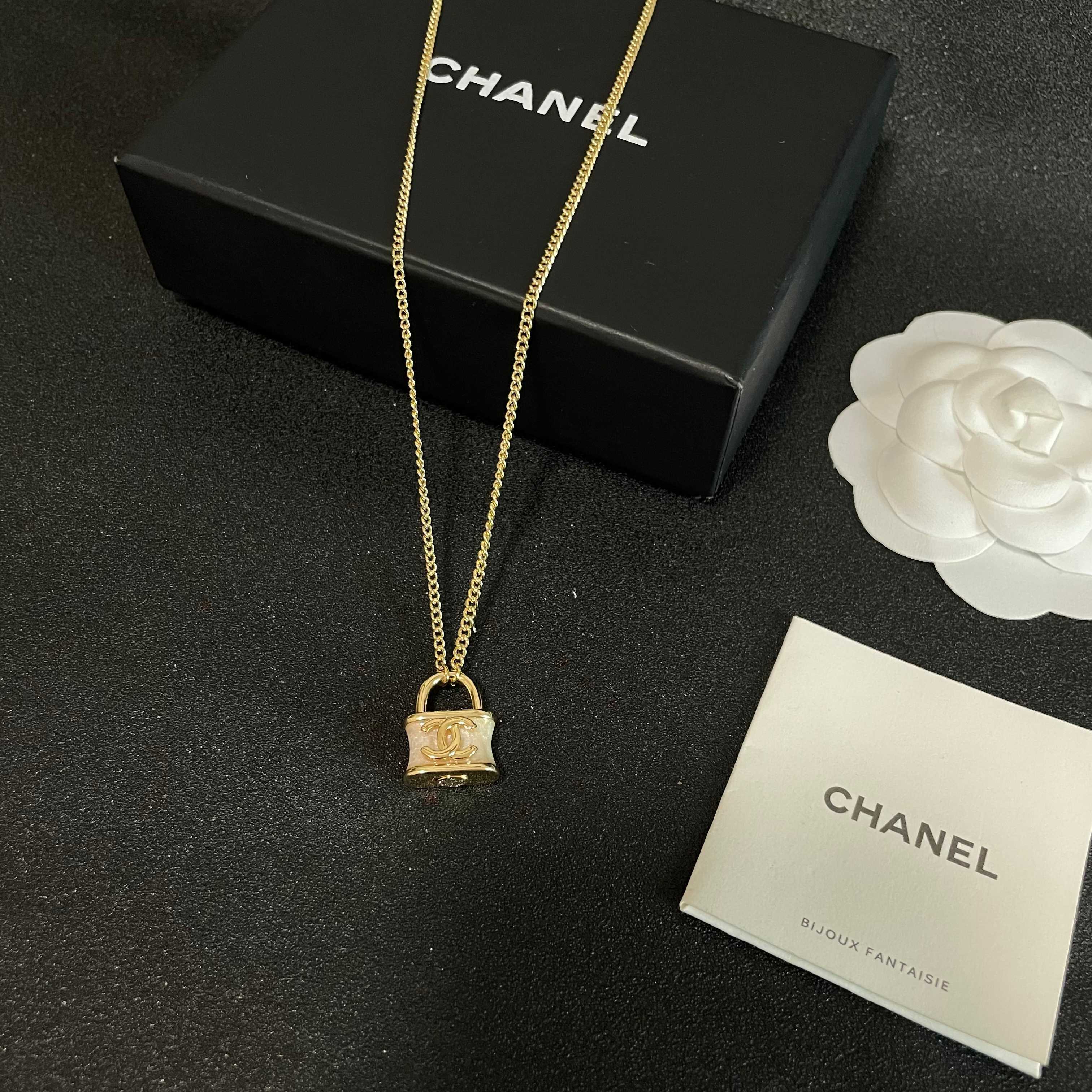 Chanel香奈儿 中古 字母项链👀小香家的款式真心无需多介绍😘🎶每一款都超好看，精致大方，非常显气质.