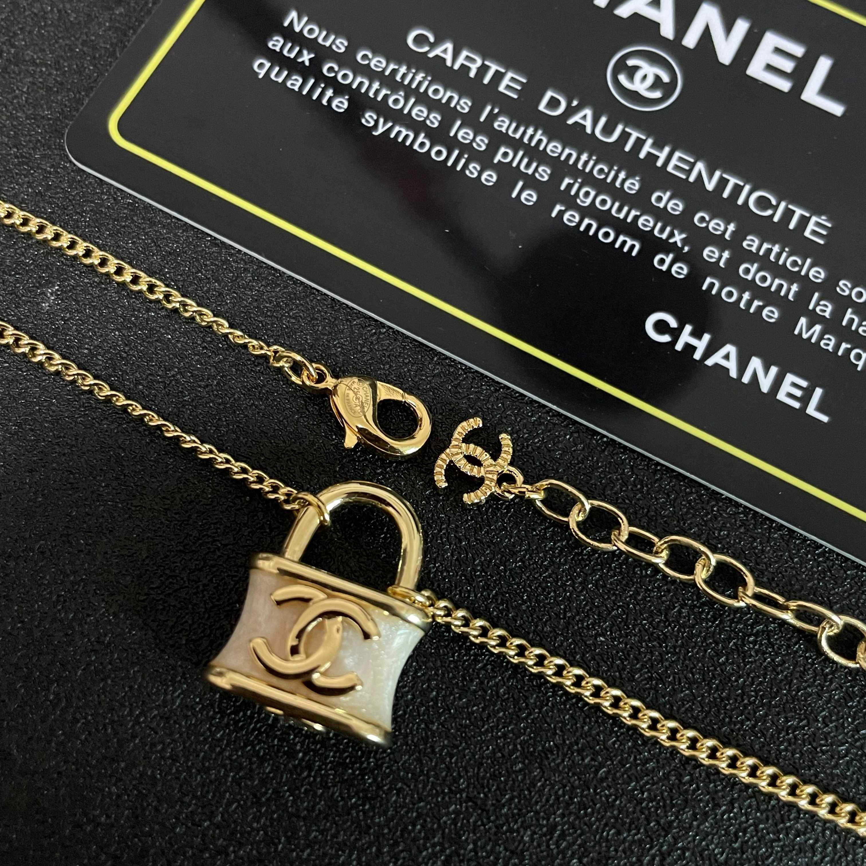 Chanel香奈儿 中古 字母项链👀小香家的款式真心无需多介绍😘🎶每一款都超好看，精致大方，非常显气质.