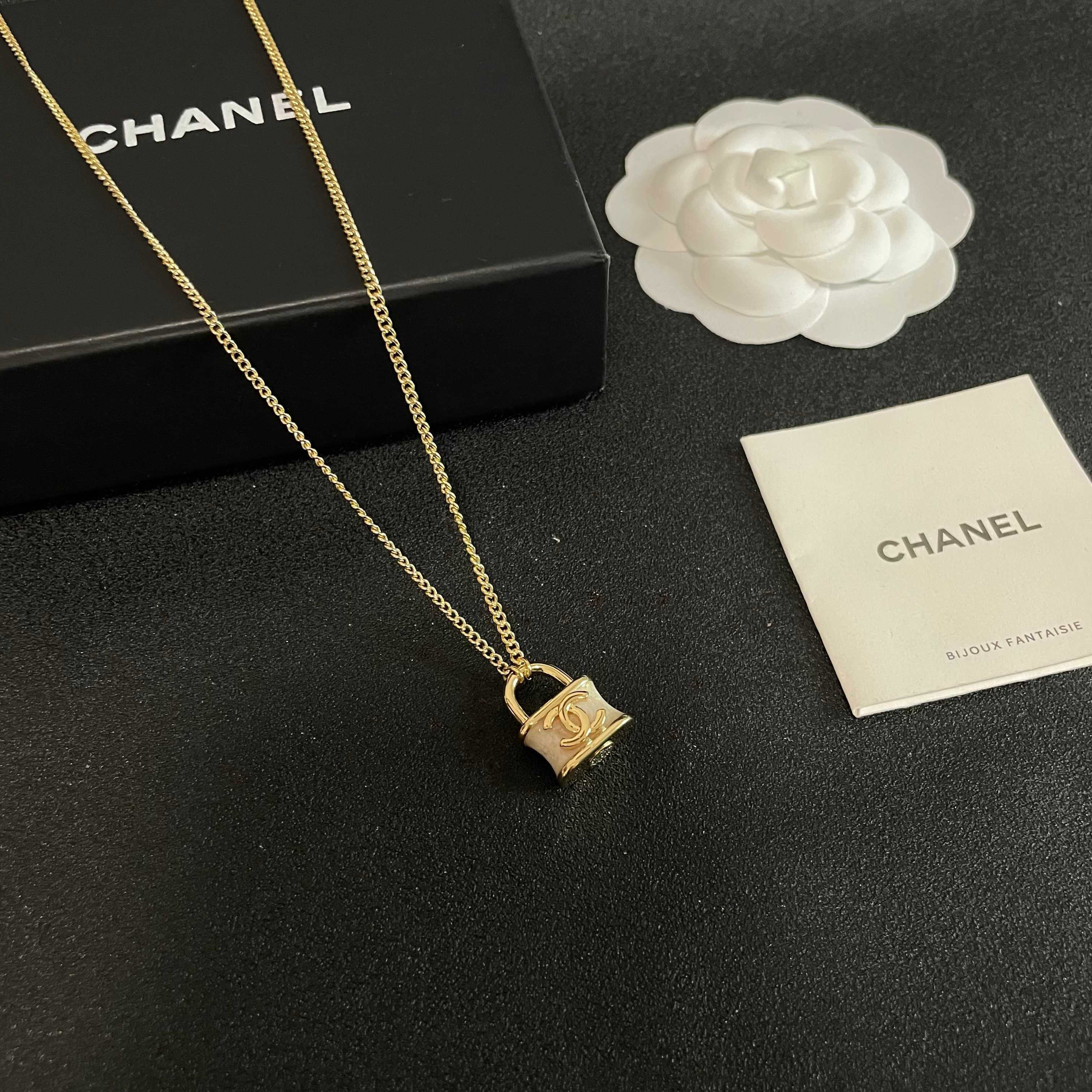 Chanel香奈儿 中古 字母项链👀小香家的款式真心无需多介绍😘🎶每一款都超好看，精致大方，非常显气质.