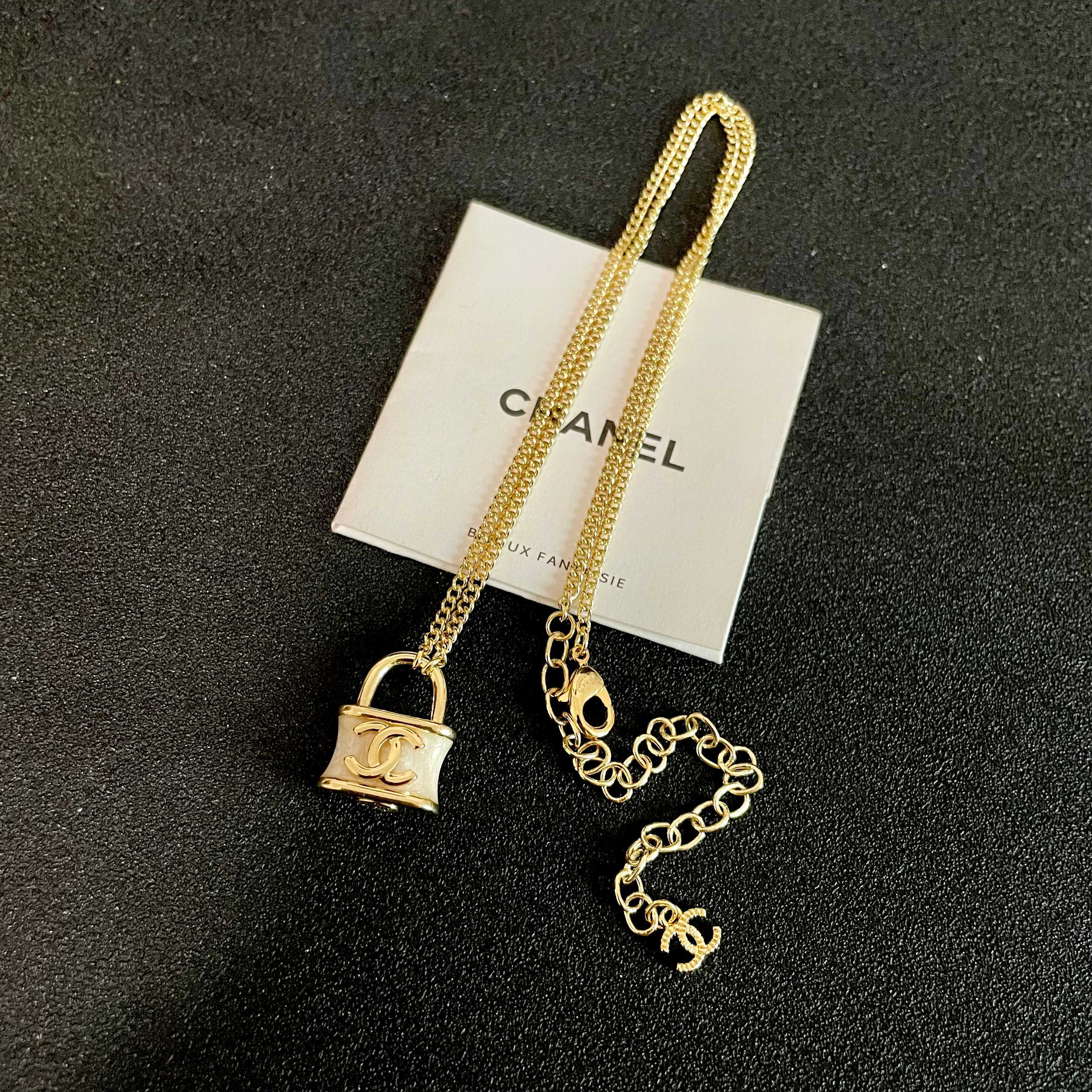 Chanel香奈儿 中古 字母项链👀小香家的款式真心无需多介绍😘🎶每一款都超好看，精致大方，非常显气质.