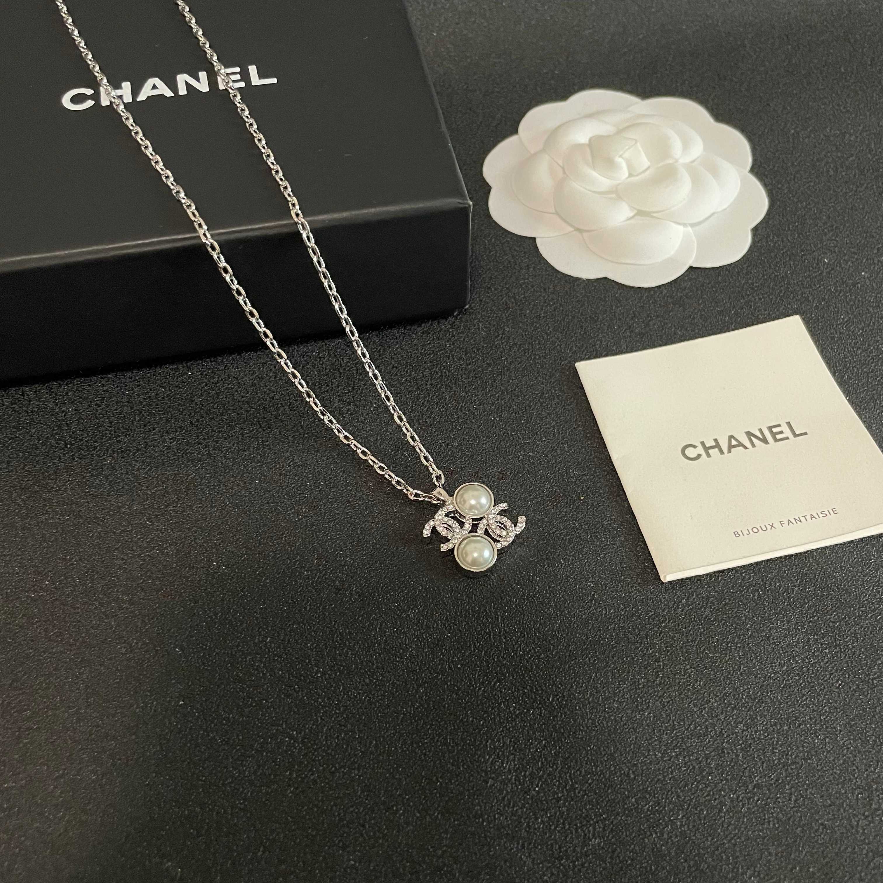 Chanel香奈儿 中古 字母项链👀小香家的款式真心无需多介绍😘🎶每一款都超好看，精致大方，非常显气质.
