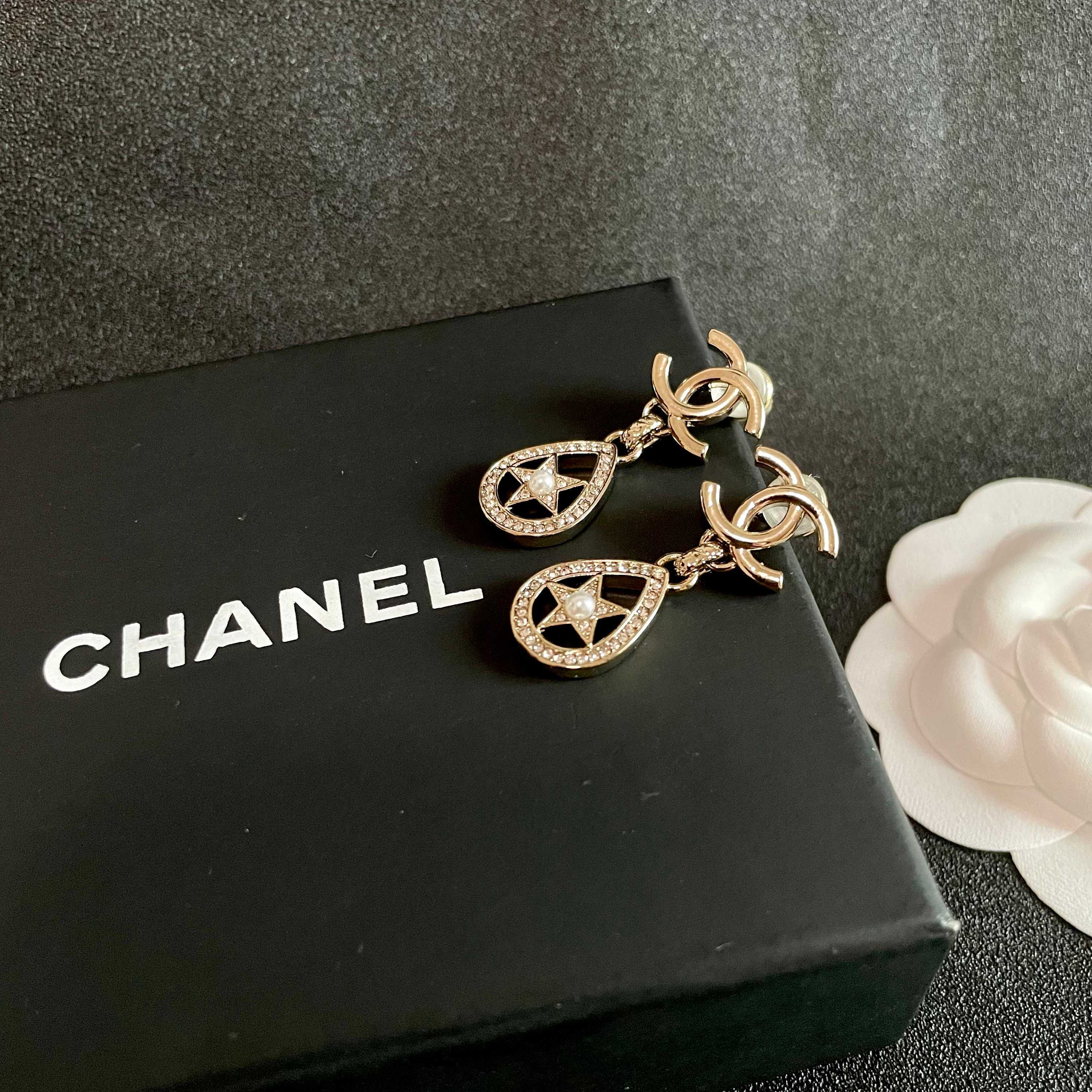 Chanel香奈儿 中古 双C耳钉👀原版复刻logo 小香家的款式真心无需多介绍😘🎶每一款都超好看，精致