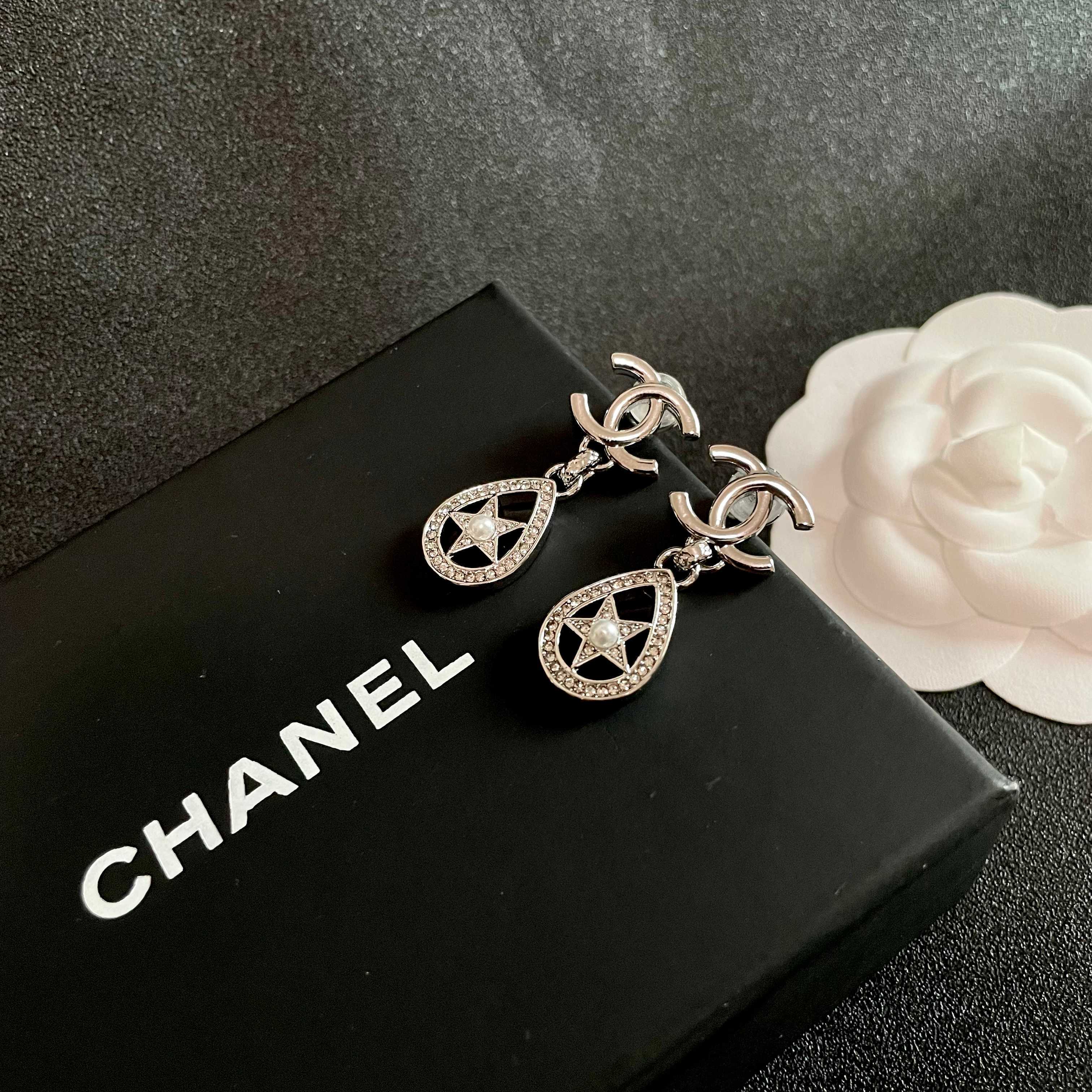 Chanel香奈儿 中古 双C耳钉👀原版复刻logo 小香家的款式真心无需多介绍😘🎶每一款都超好看，精致