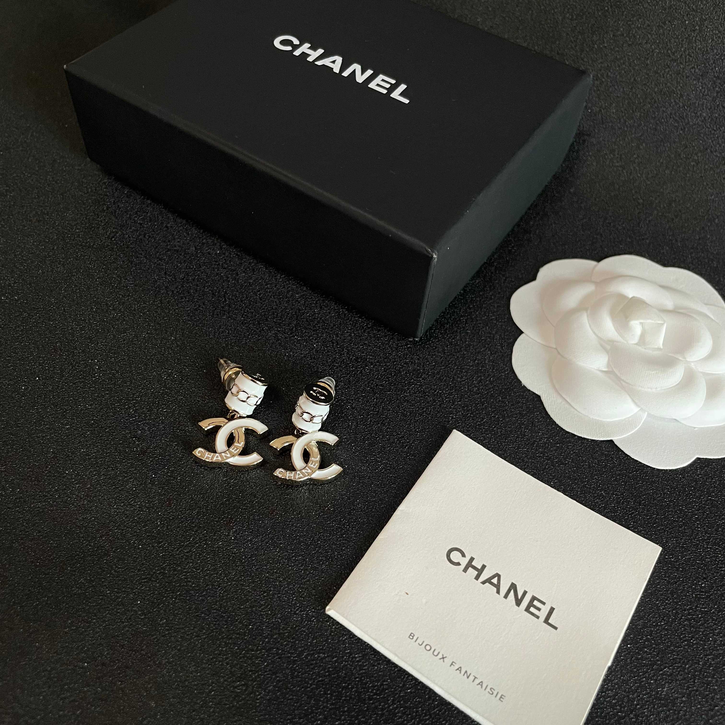 Chanel香奈儿 中古 双C耳钉👀原版复刻logo 小香家的款式真心无需多介绍😘🎶每一款都超好看，精致