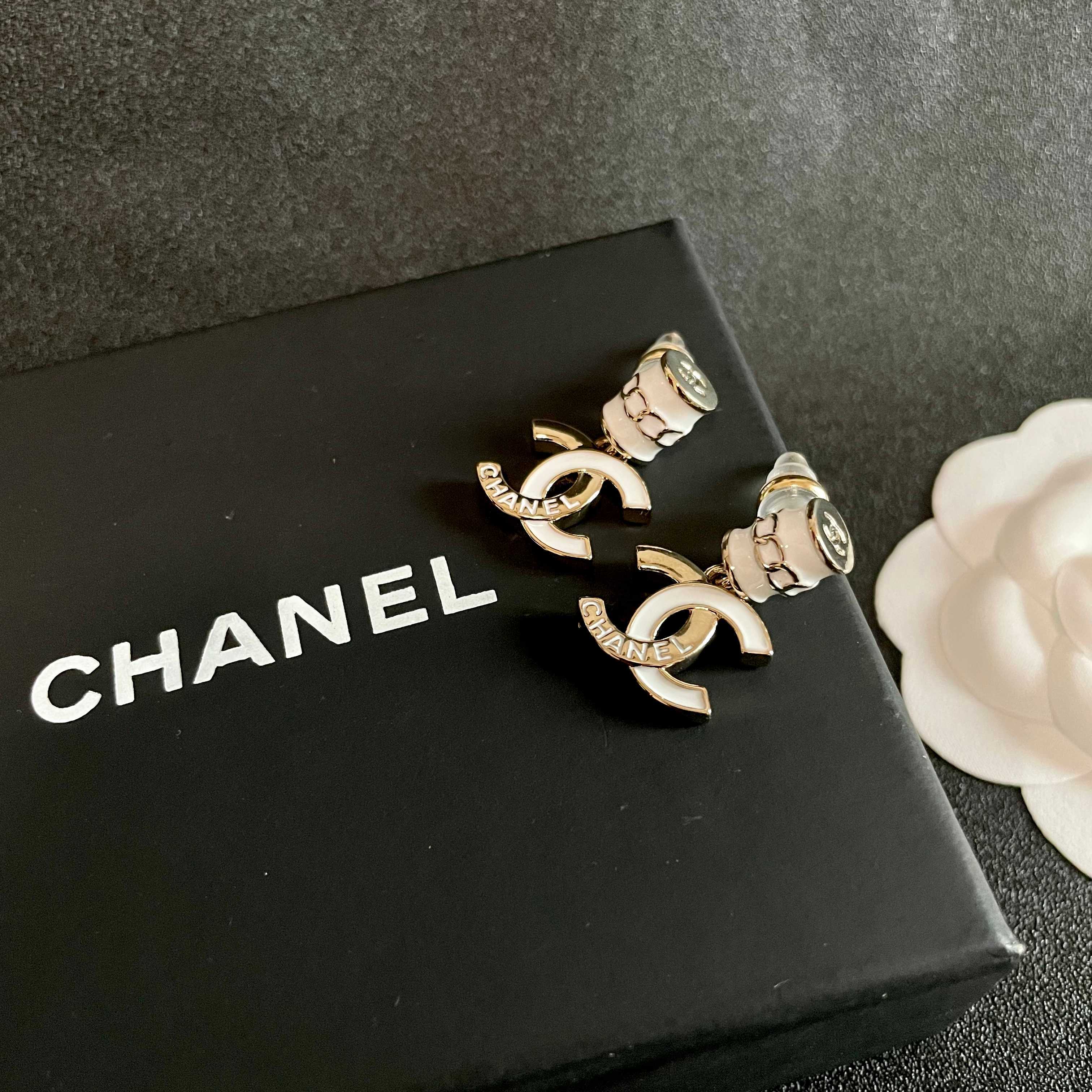Chanel香奈儿 中古 双C耳钉👀原版复刻logo 小香家的款式真心无需多介绍😘🎶每一款都超好看，精致