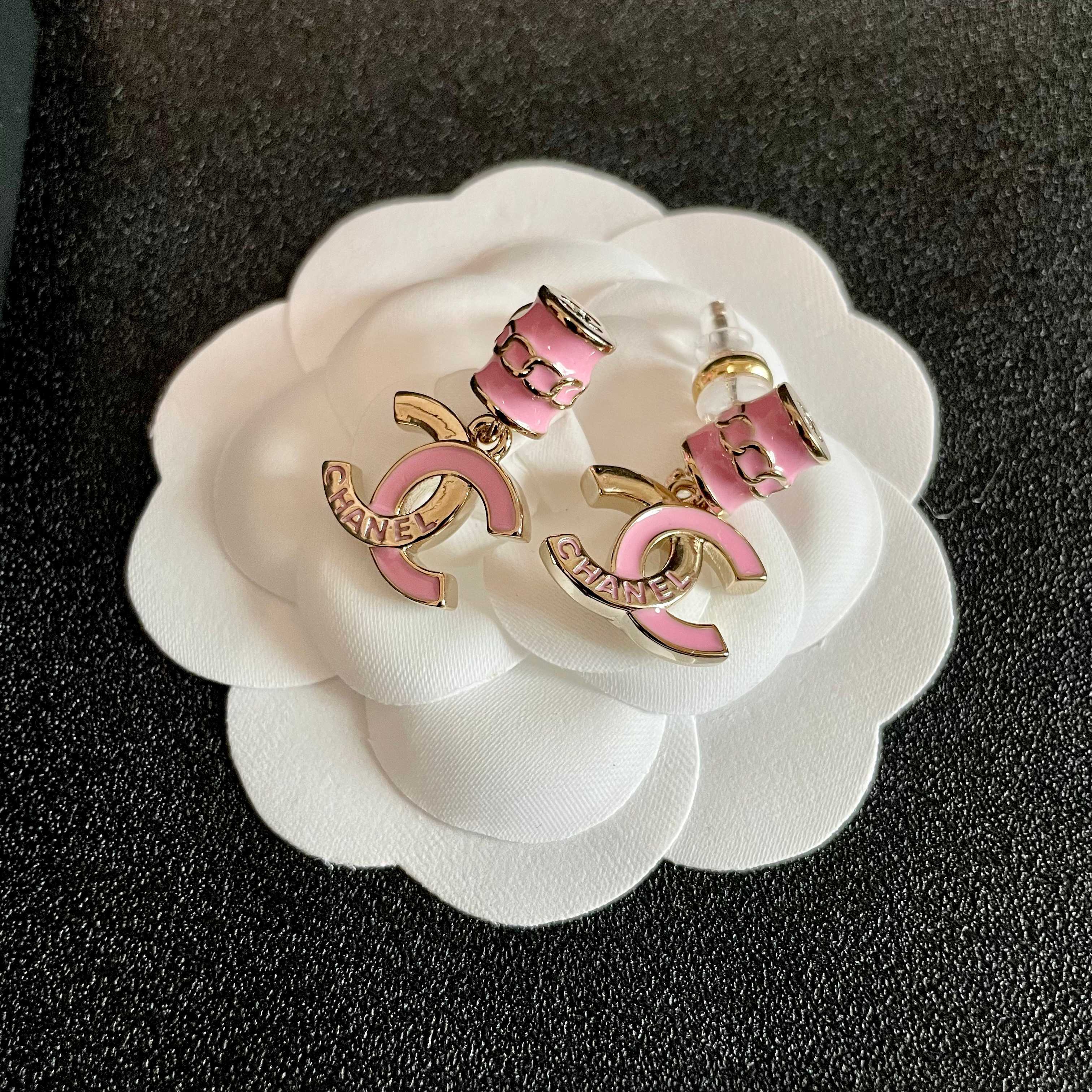 Chanel香奈儿 中古 双C耳钉👀原版复刻logo 小香家的款式真心无需多介绍😘🎶每一款都超好看，精致