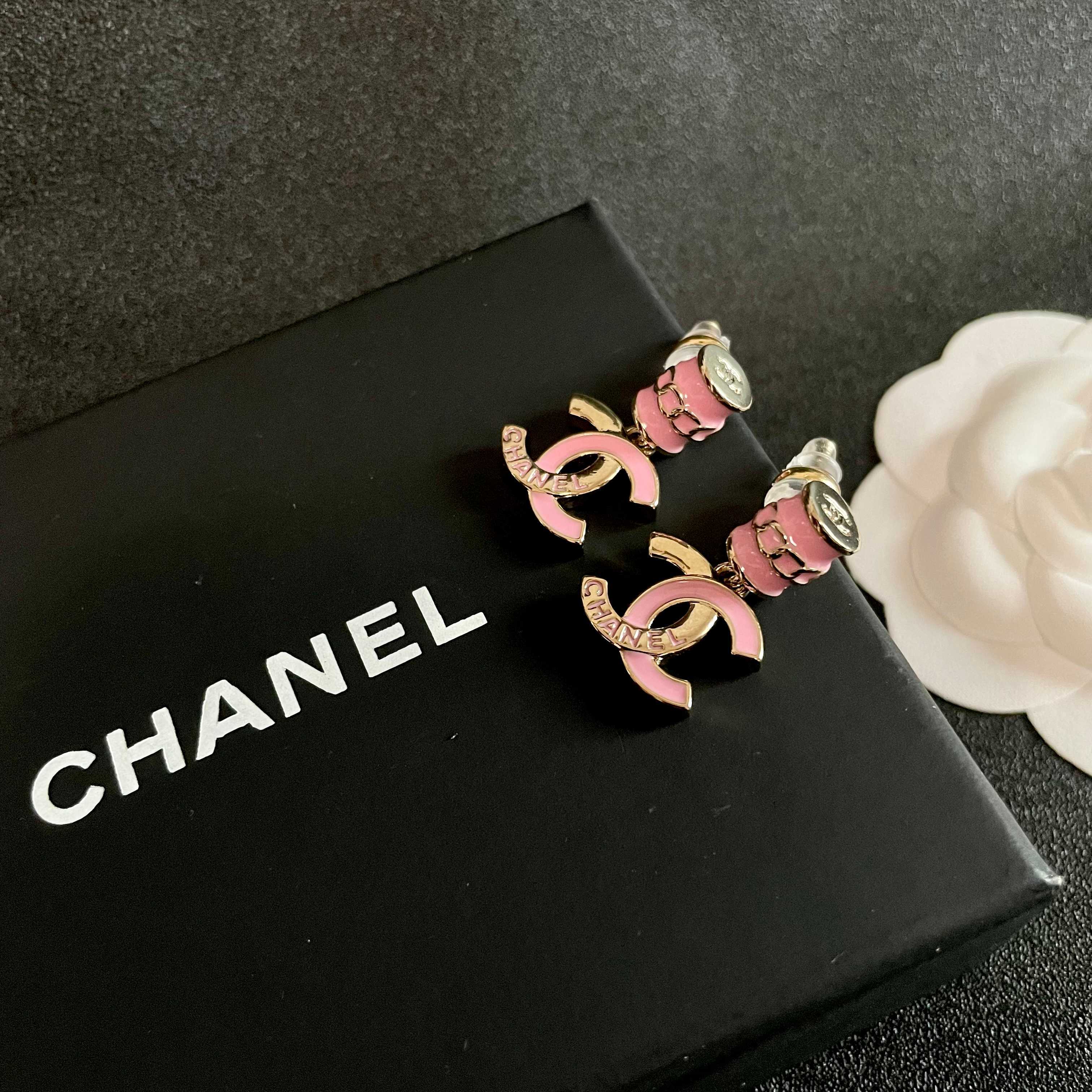 Chanel香奈儿 中古 双C耳钉👀原版复刻logo 小香家的款式真心无需多介绍😘🎶每一款都超好看，精致