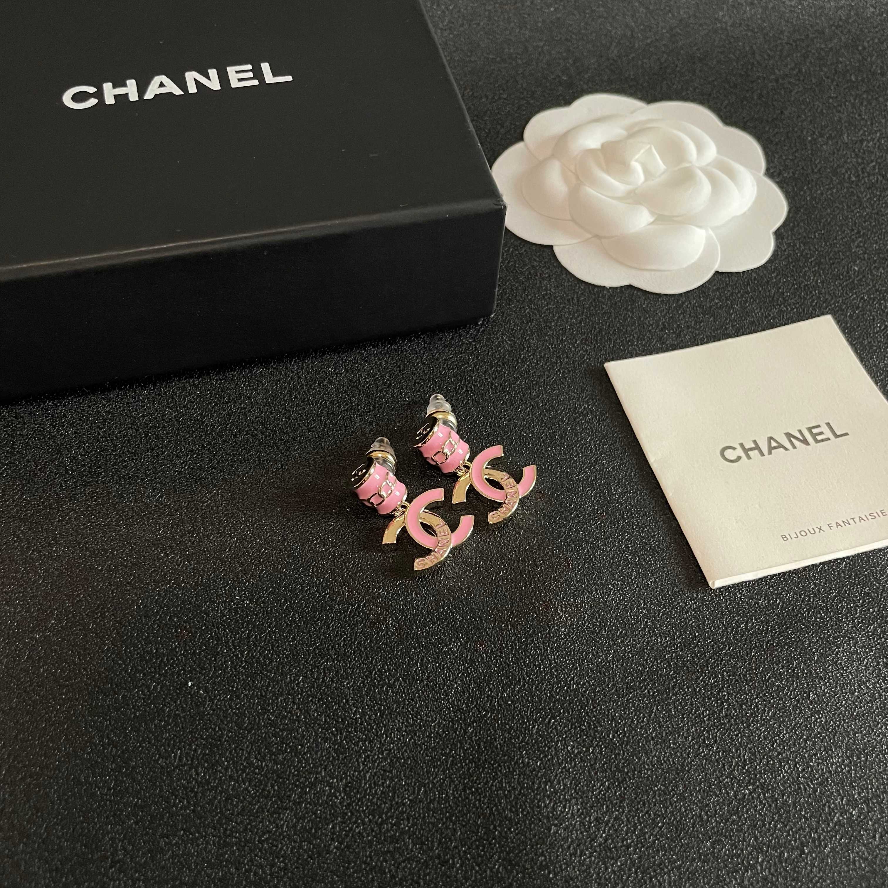 Chanel香奈儿 中古 双C耳钉👀原版复刻logo 小香家的款式真心无需多介绍😘🎶每一款都超好看，精致