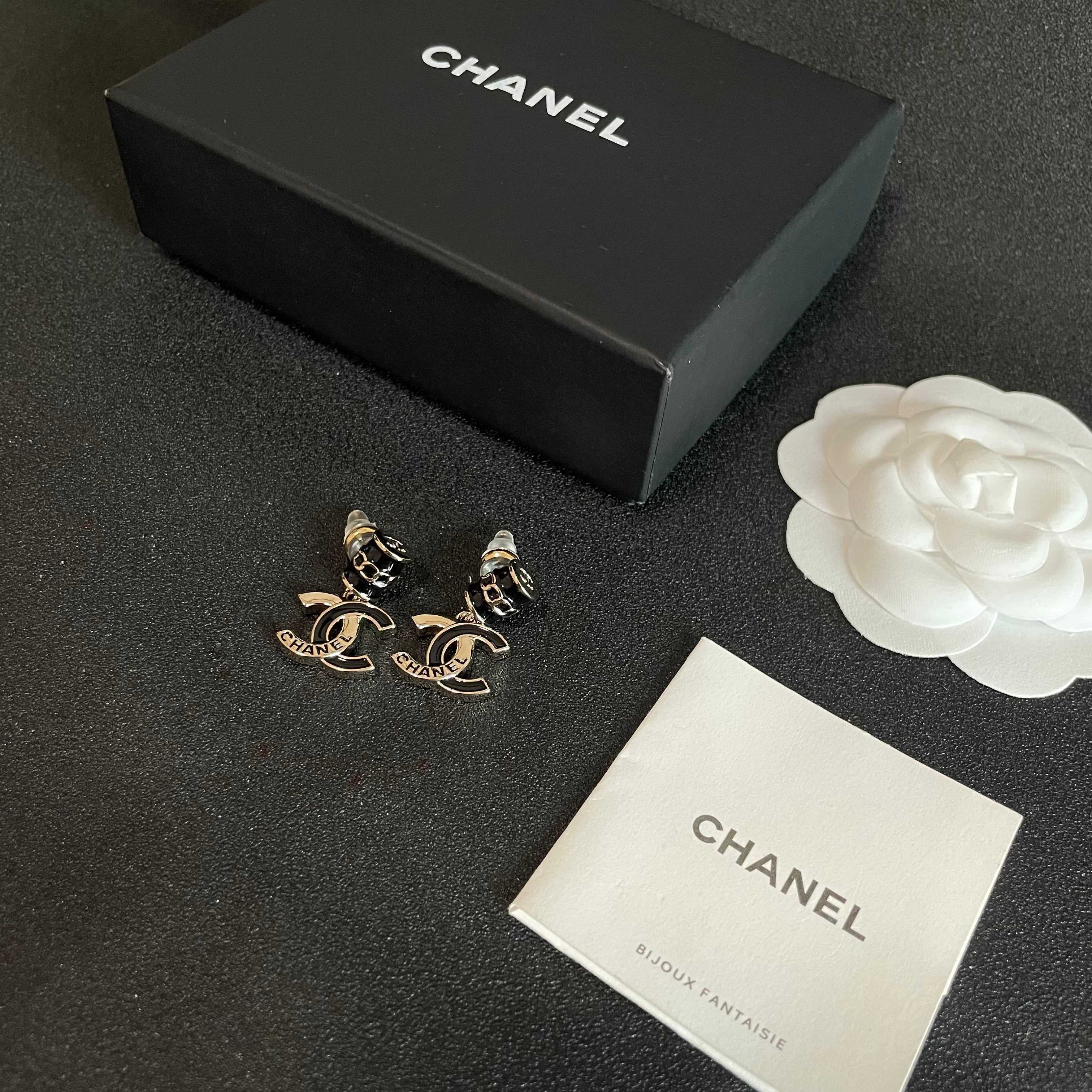 Chanel香奈儿 中古 双C耳钉👀原版复刻logo 小香家的款式真心无需多介绍😘🎶每一款都超好看，精致