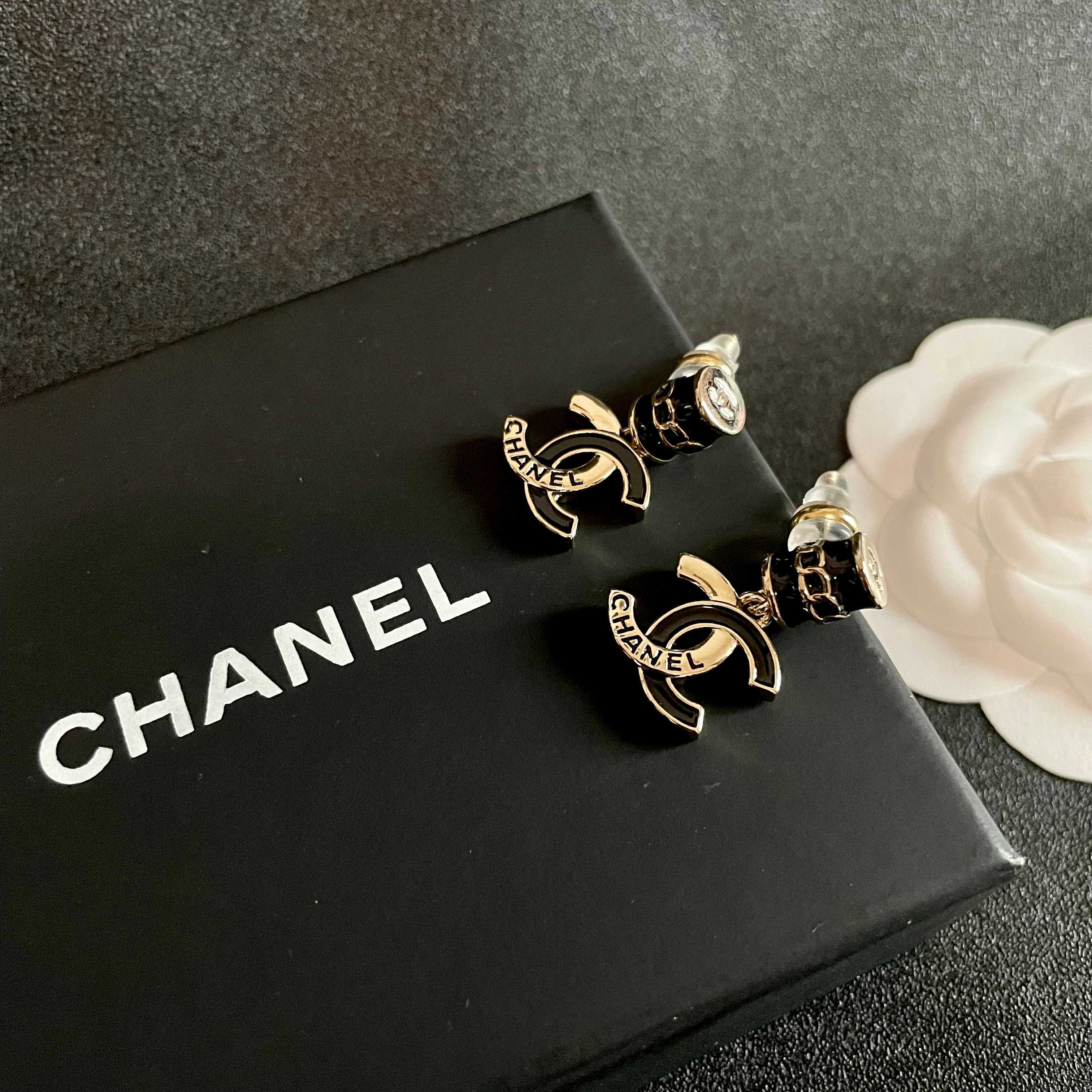 Chanel香奈儿 中古 双C耳钉👀原版复刻logo 小香家的款式真心无需多介绍😘🎶每一款都超好看，精致