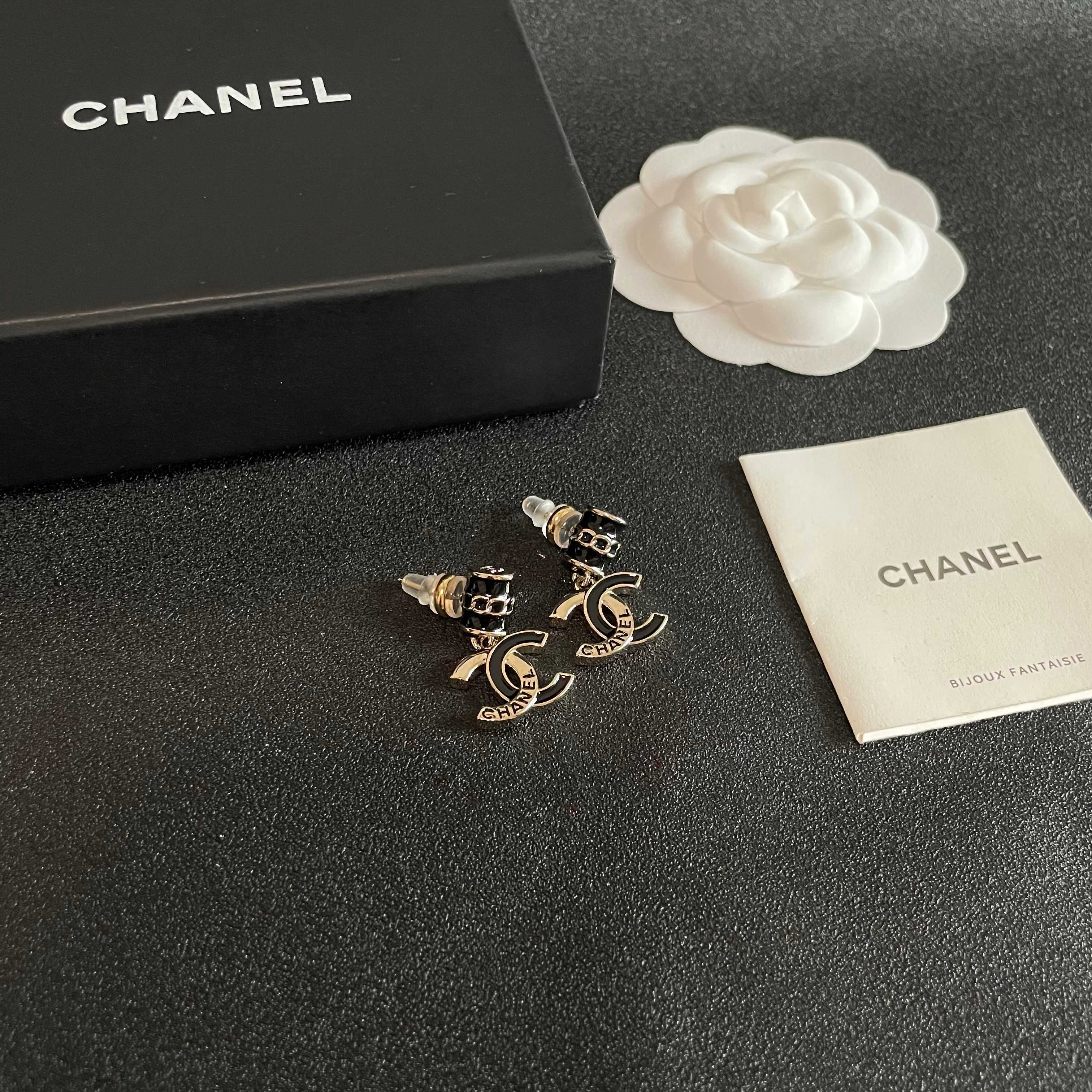 Chanel香奈儿 中古 双C耳钉👀原版复刻logo 小香家的款式真心无需多介绍😘🎶每一款都超好看，精致