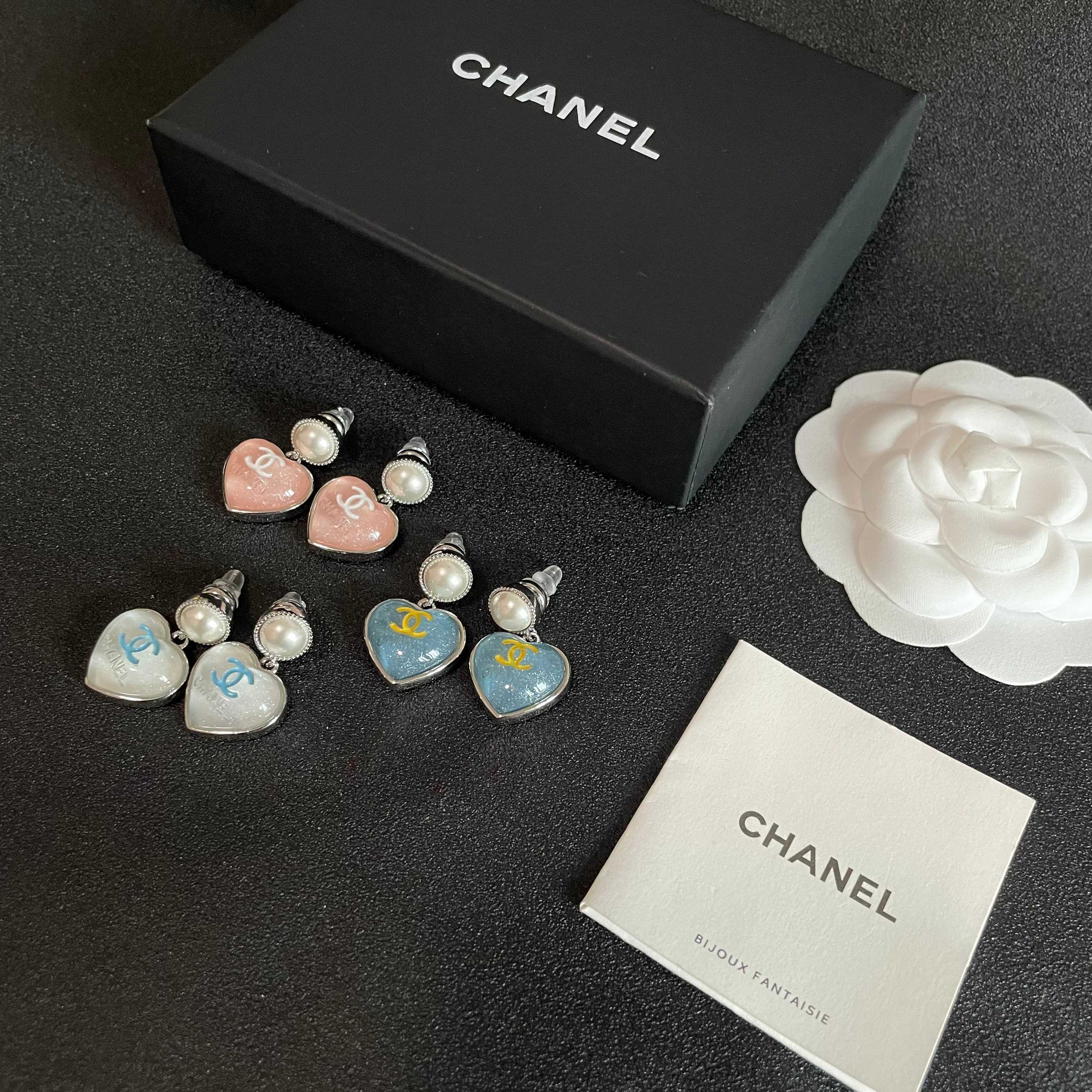 Chanel香奈儿 中古 双C耳钉👀原版复刻logo 小香家的款式真心无需多介绍😘🎶每一款都超好看，精致