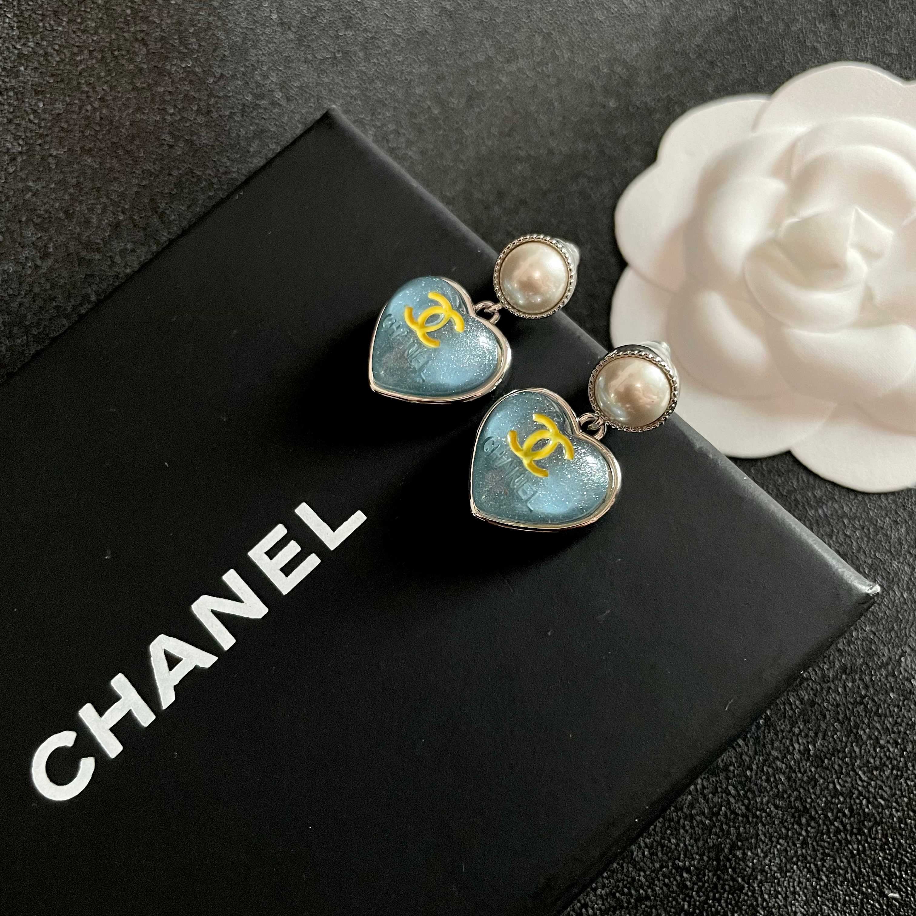 Chanel香奈儿 中古 双C耳钉👀原版复刻logo 小香家的款式真心无需多介绍😘🎶每一款都超好看，精致