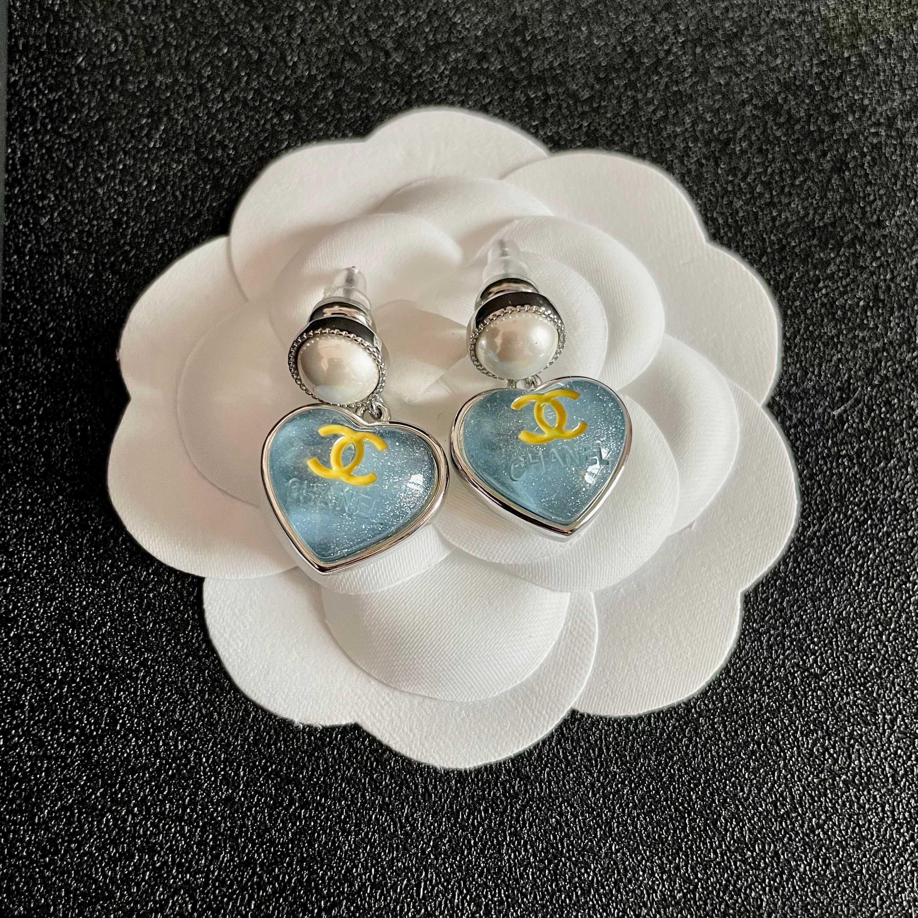Chanel香奈儿 中古 双C耳钉👀原版复刻logo 小香家的款式真心无需多介绍😘🎶每一款都超好看，精致