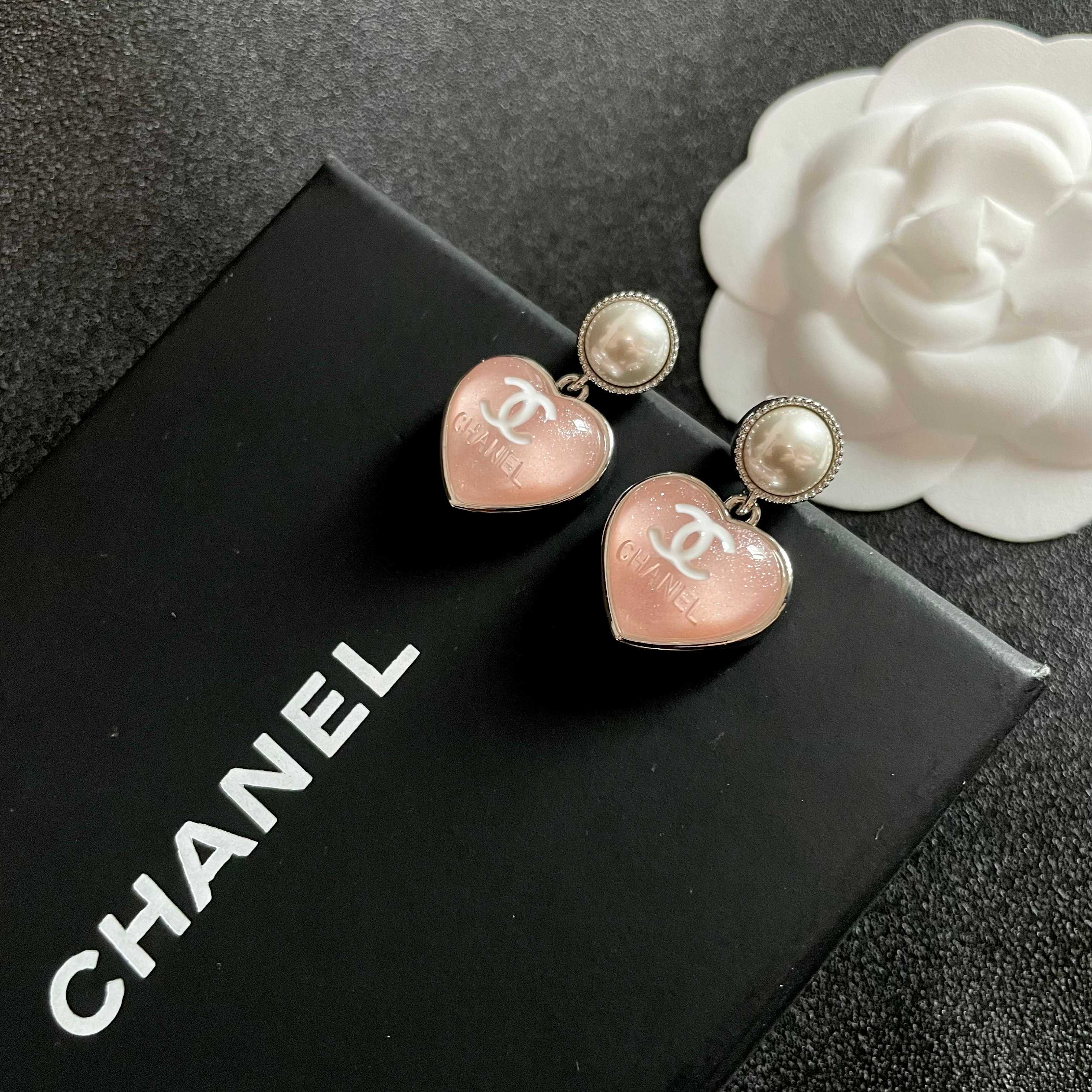 Chanel香奈儿 中古 双C耳钉👀原版复刻logo 小香家的款式真心无需多介绍😘🎶每一款都超好看，精致