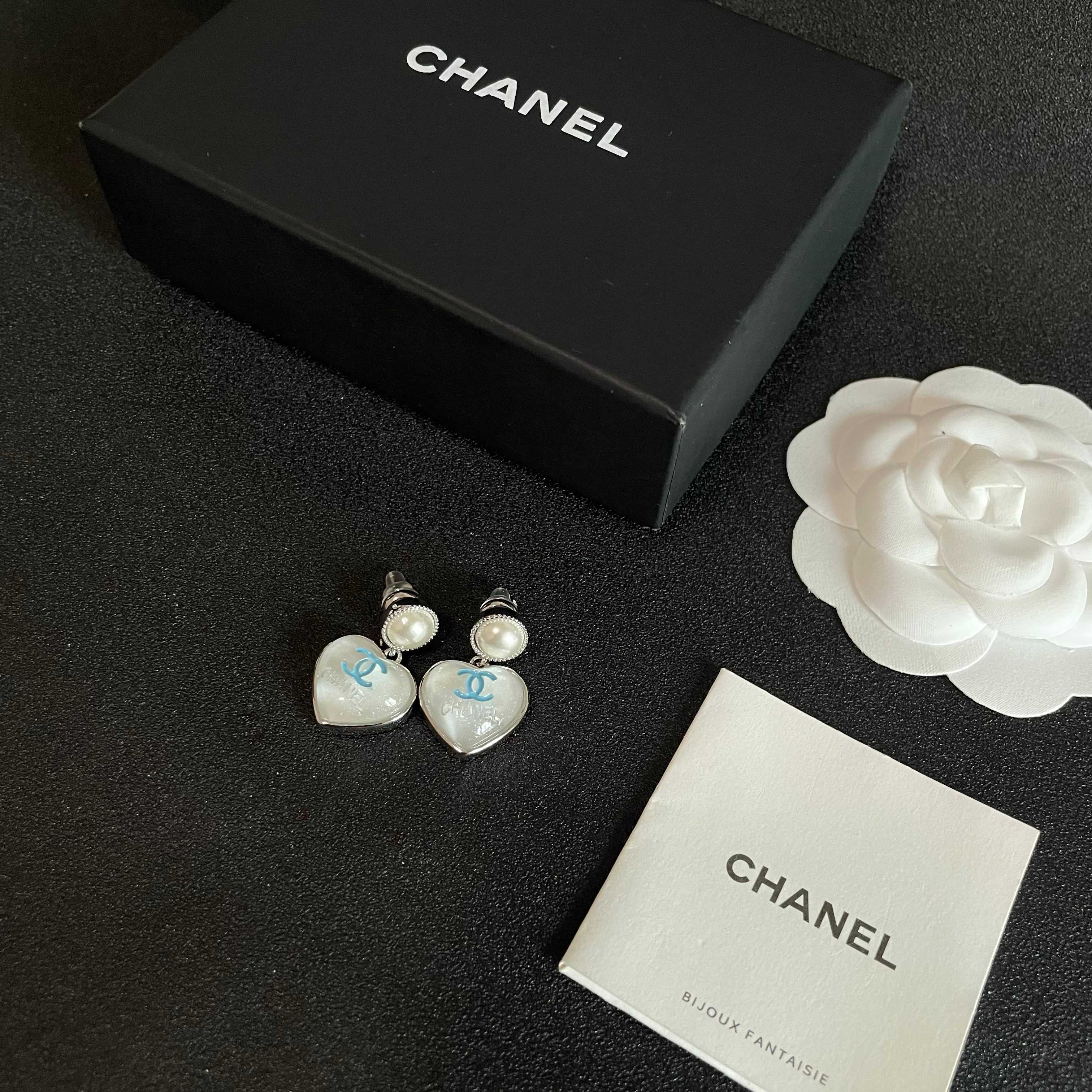 Chanel香奈儿 中古 双C耳钉👀原版复刻logo 小香家的款式真心无需多介绍😘🎶每一款都超好看，精致