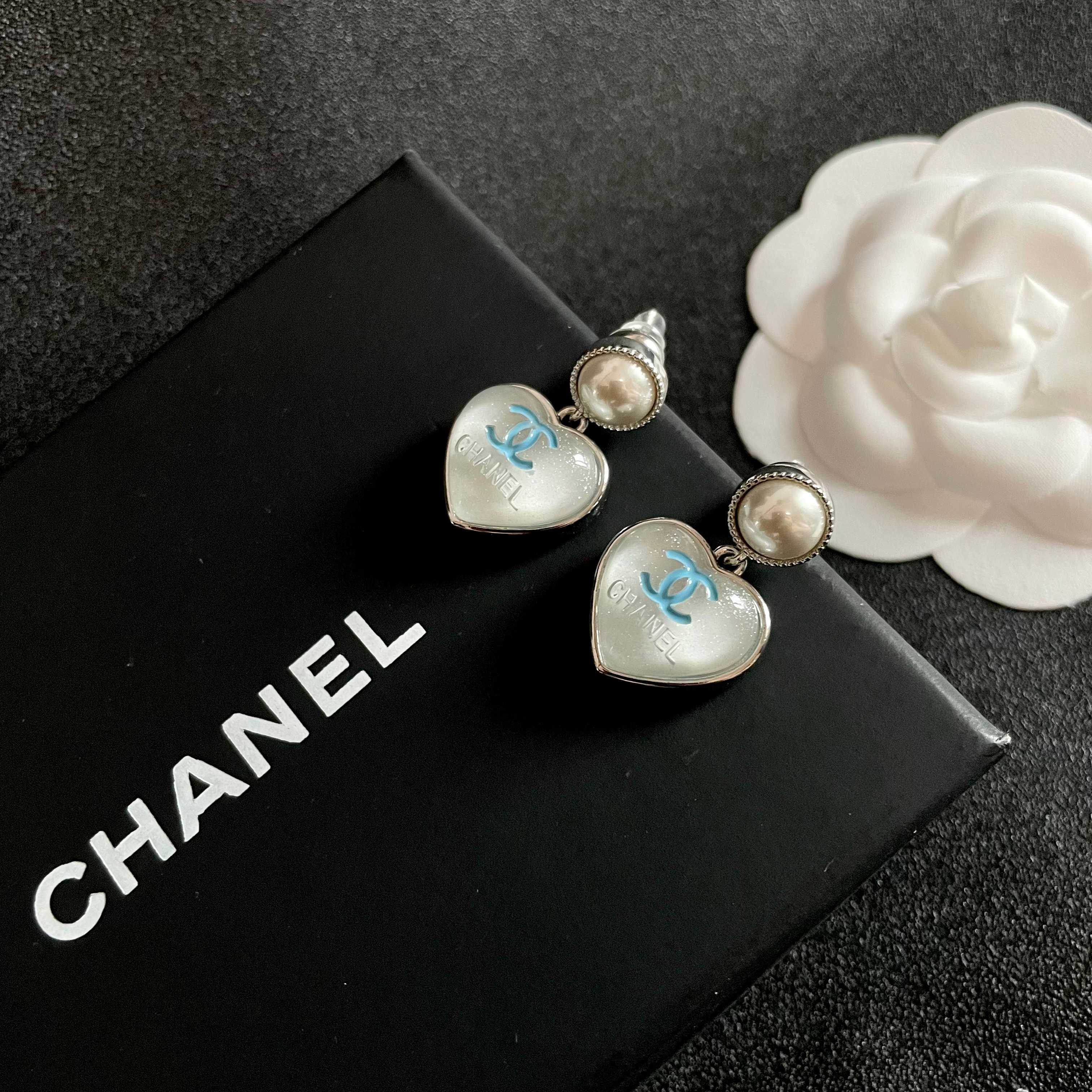 Chanel香奈儿 中古 双C耳钉👀原版复刻logo 小香家的款式真心无需多介绍😘🎶每一款都超好看，精致