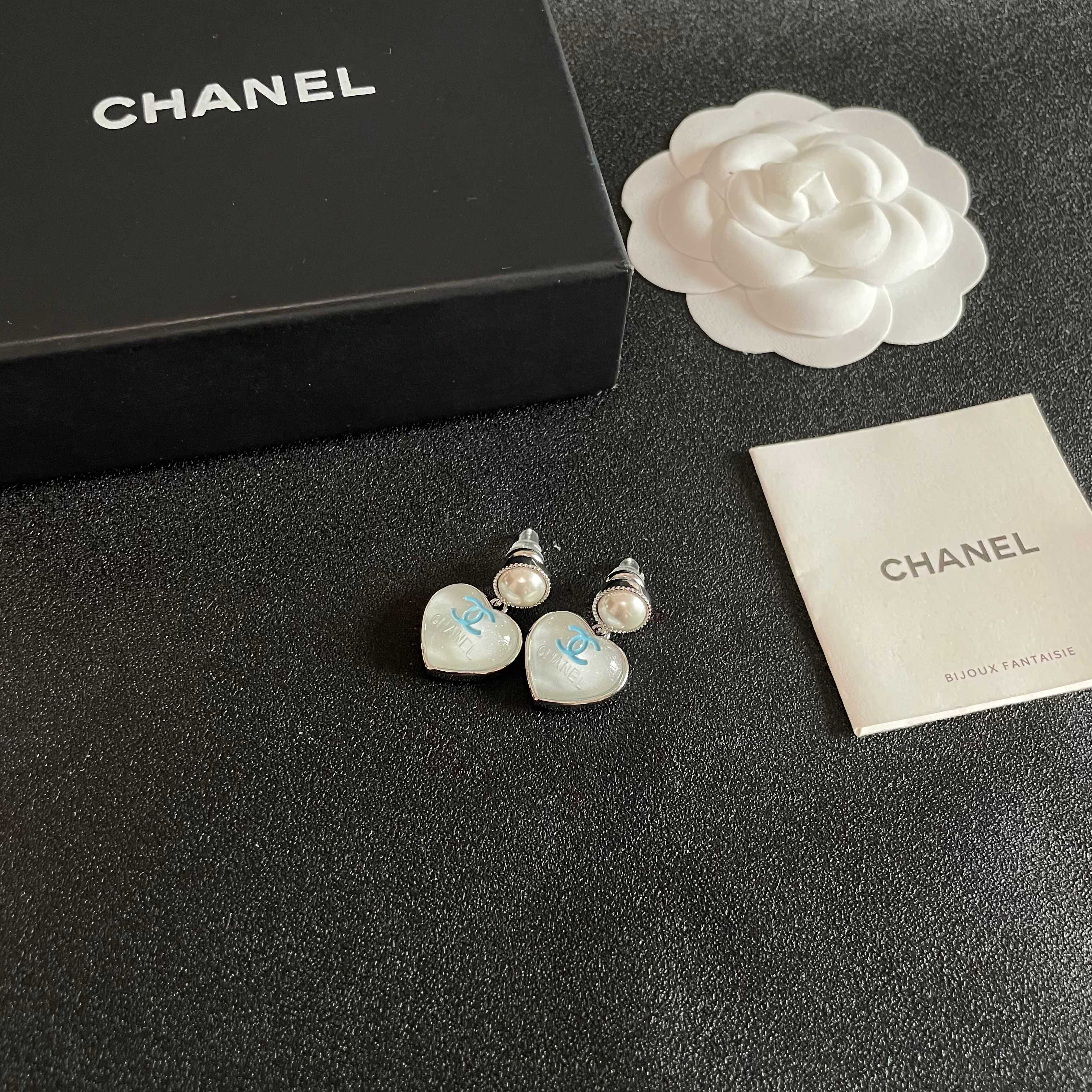 Chanel香奈儿 中古 双C耳钉👀原版复刻logo 小香家的款式真心无需多介绍😘🎶每一款都超好看，精致