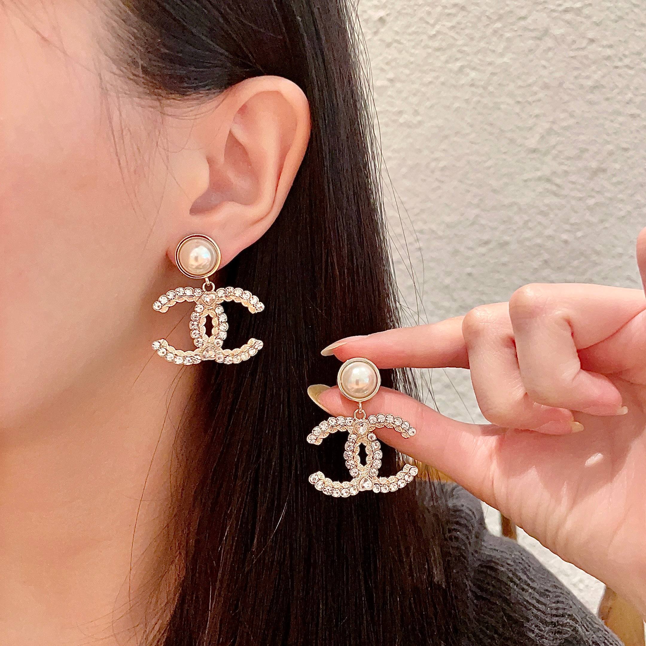 Chanel香奈儿 中古 双C耳钉👀原版复刻logo 小香家的款式真心无需多介绍😘🎶每一款都超好看，精致
