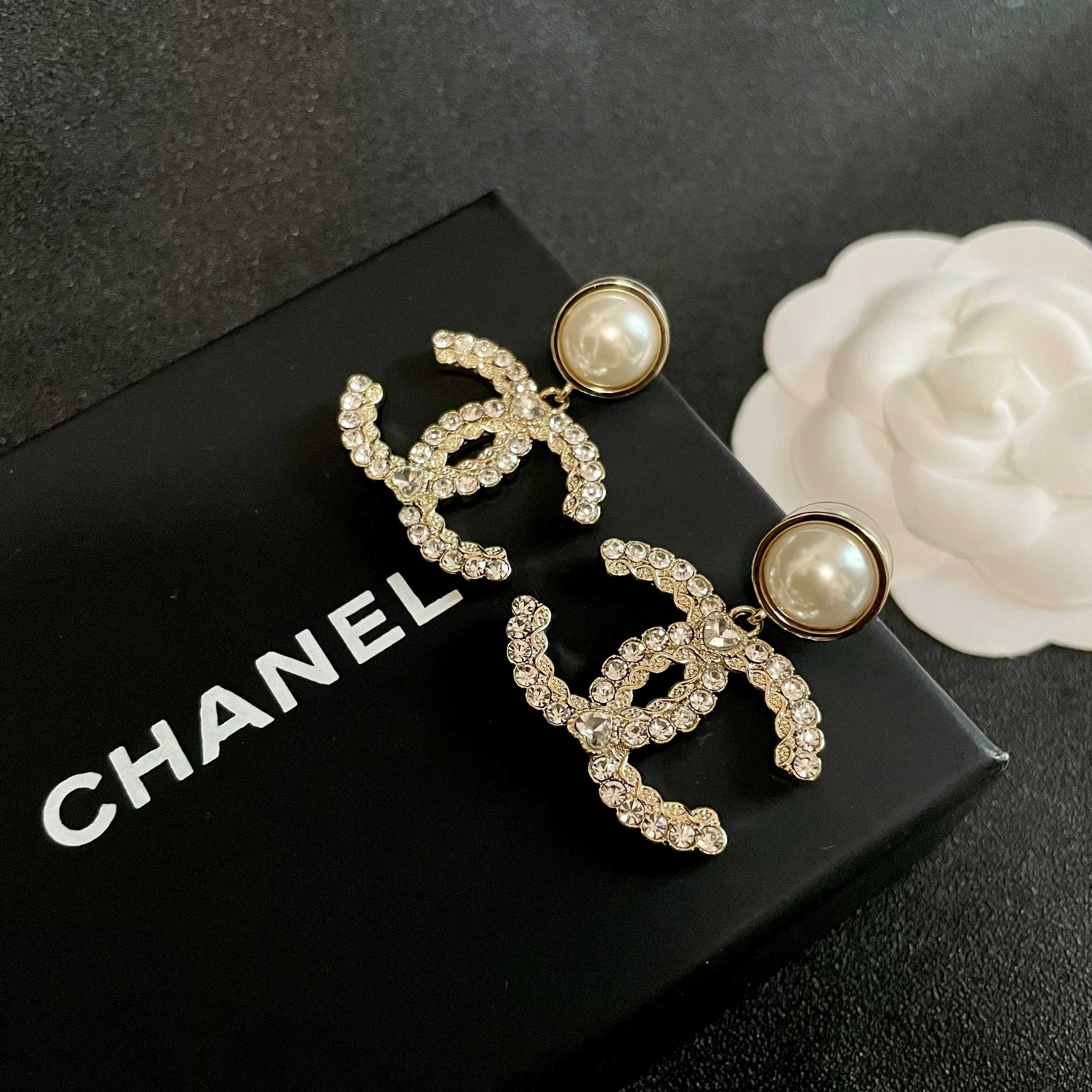 Chanel香奈儿 中古 双C耳钉👀原版复刻logo 小香家的款式真心无需多介绍😘🎶每一款都超好看，精致