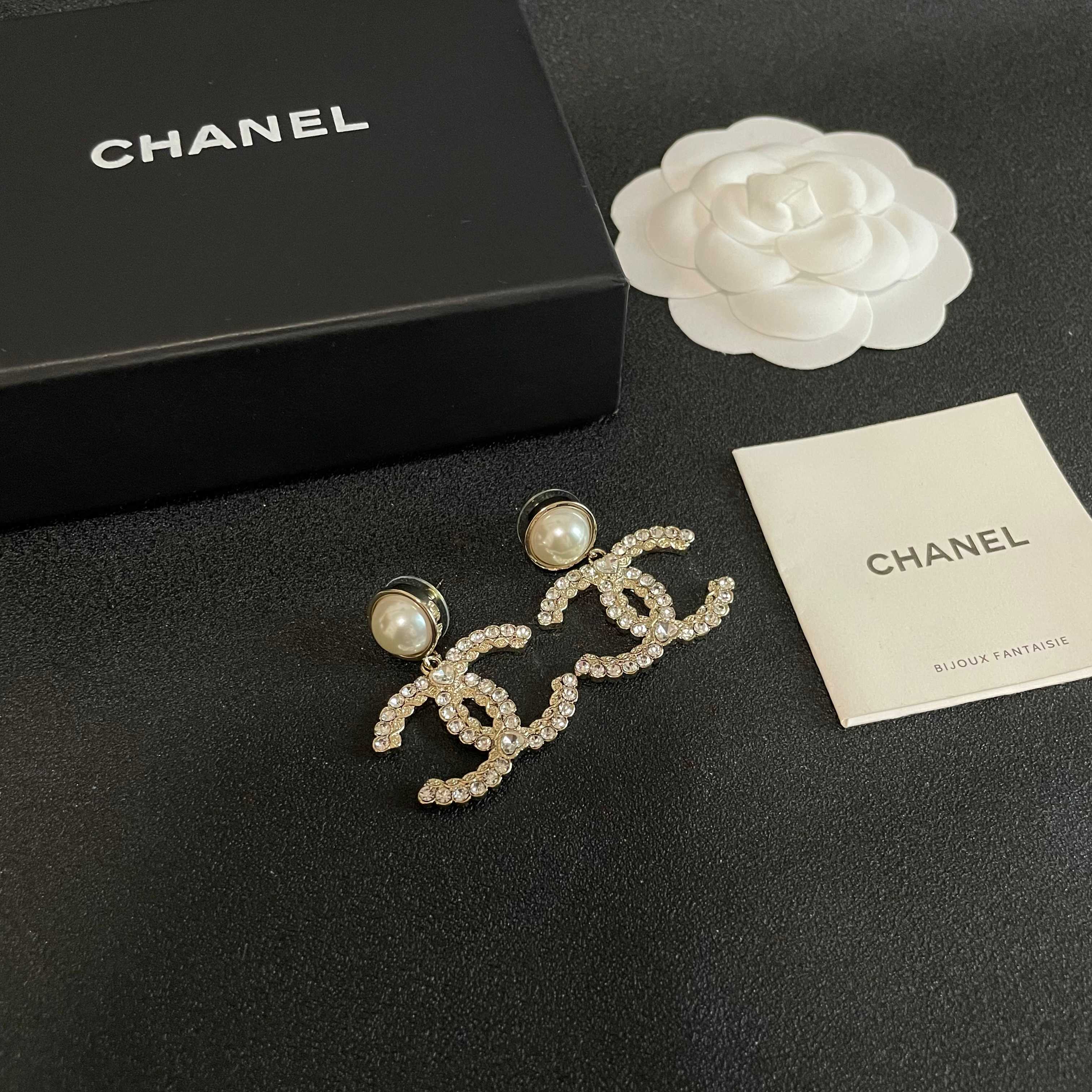 Chanel香奈儿 中古 双C耳钉👀原版复刻logo 小香家的款式真心无需多介绍😘🎶每一款都超好看，精致