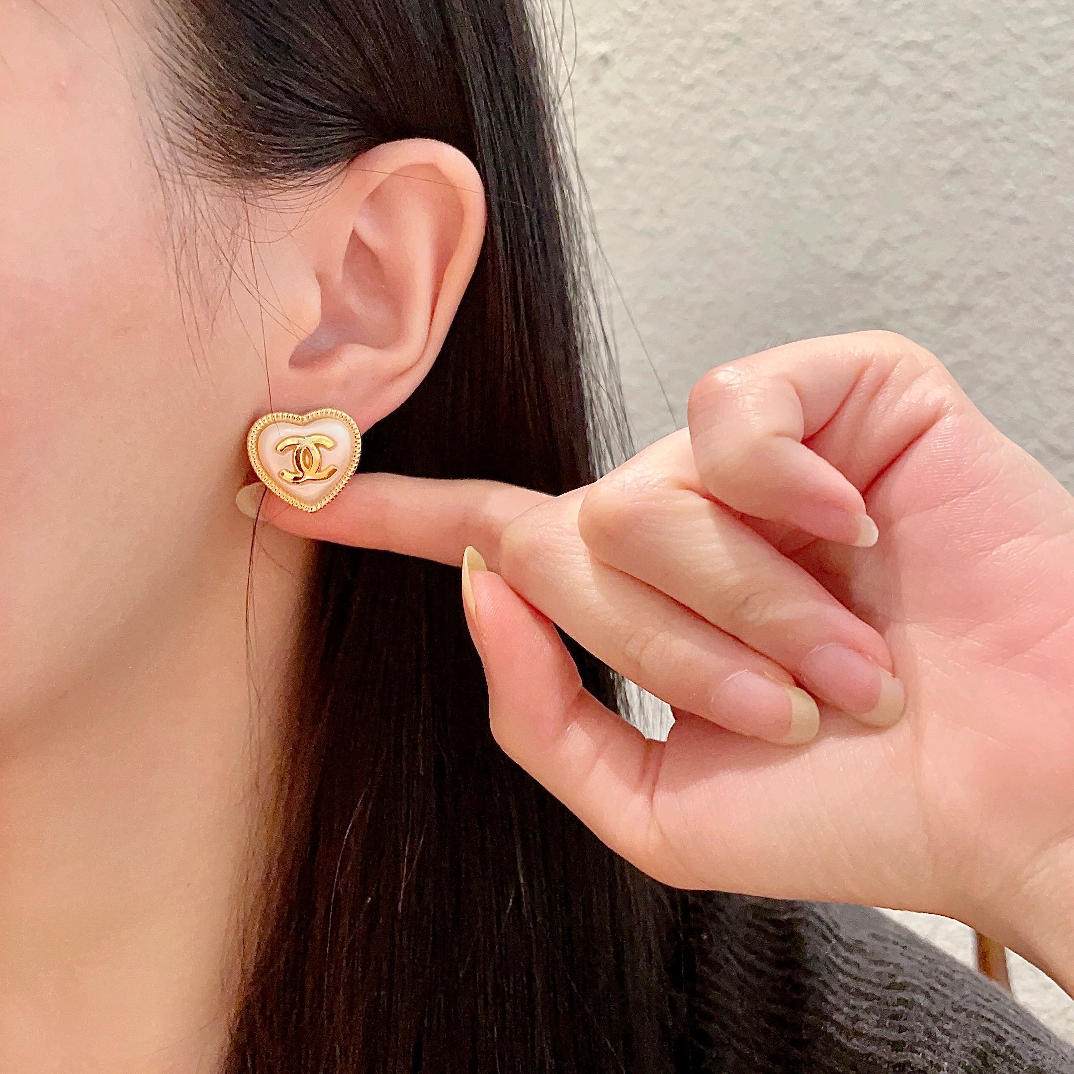 Chanel香奈儿 中古 双C耳钉👀原版复刻logo 小香家的款式真心无需多介绍😘🎶每一款都超好看，精致
