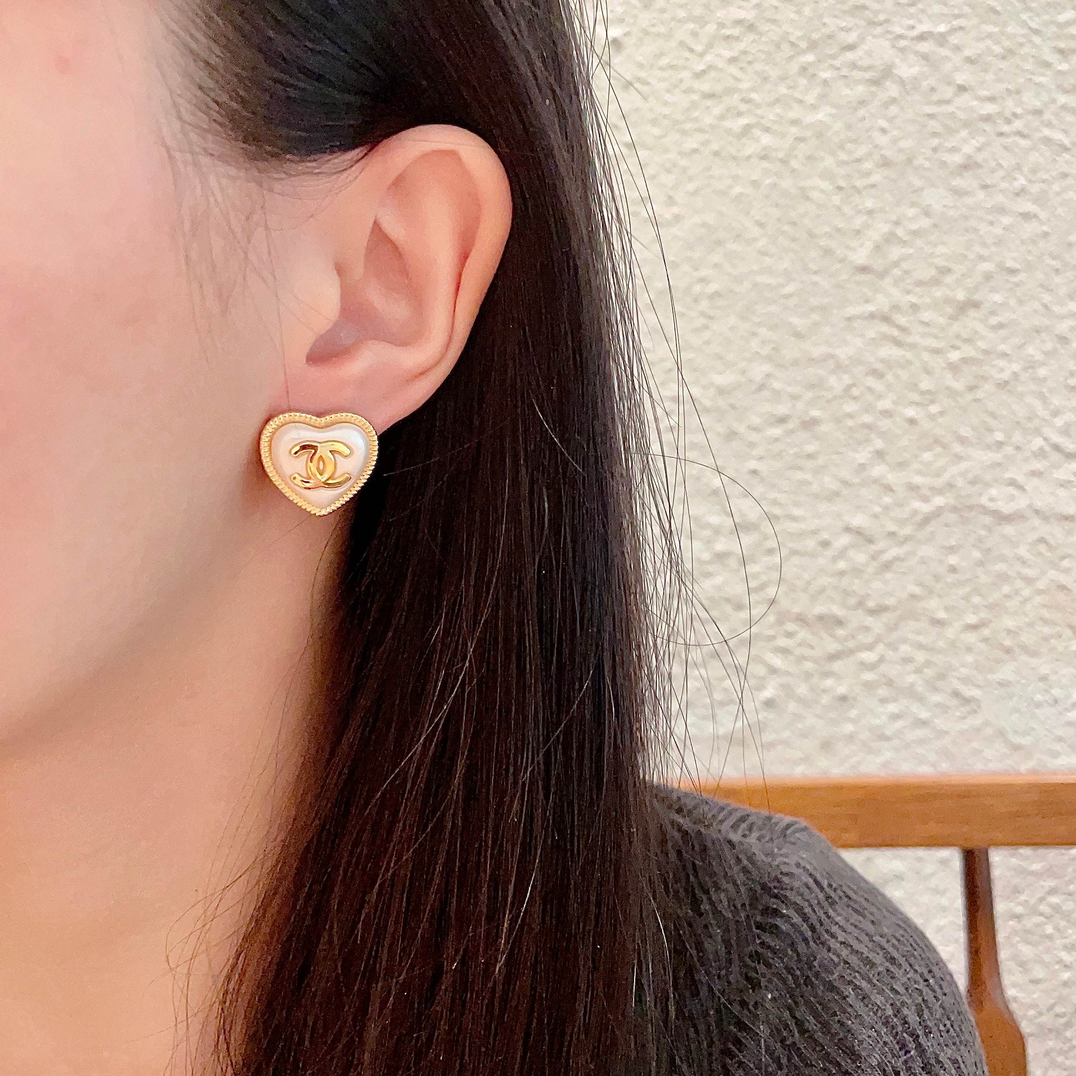 Chanel香奈儿 中古 双C耳钉👀原版复刻logo 小香家的款式真心无需多介绍😘🎶每一款都超好看，精致