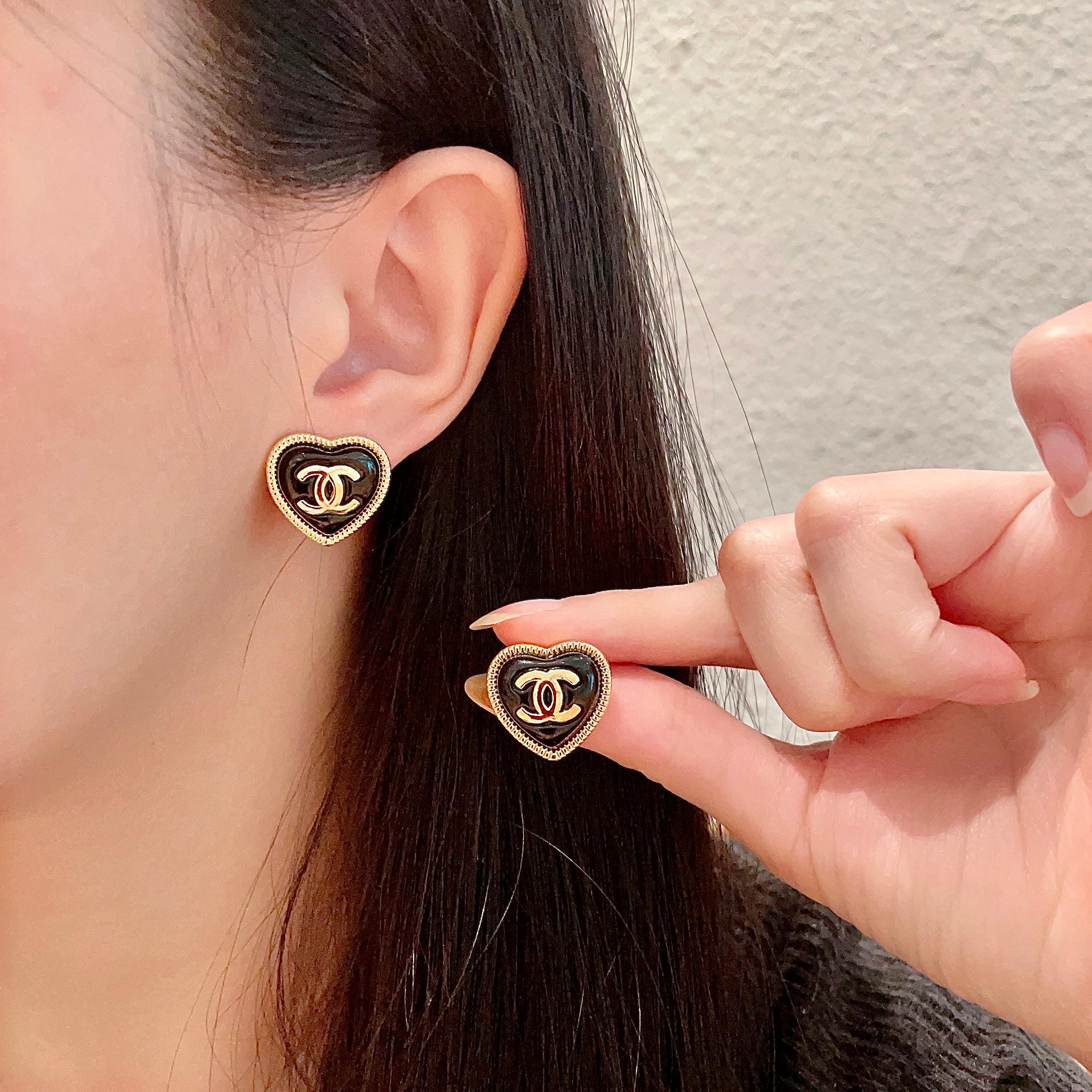 Chanel香奈儿 中古 双C耳钉👀原版复刻logo 小香家的款式真心无需多介绍😘🎶每一款都超好看，精致