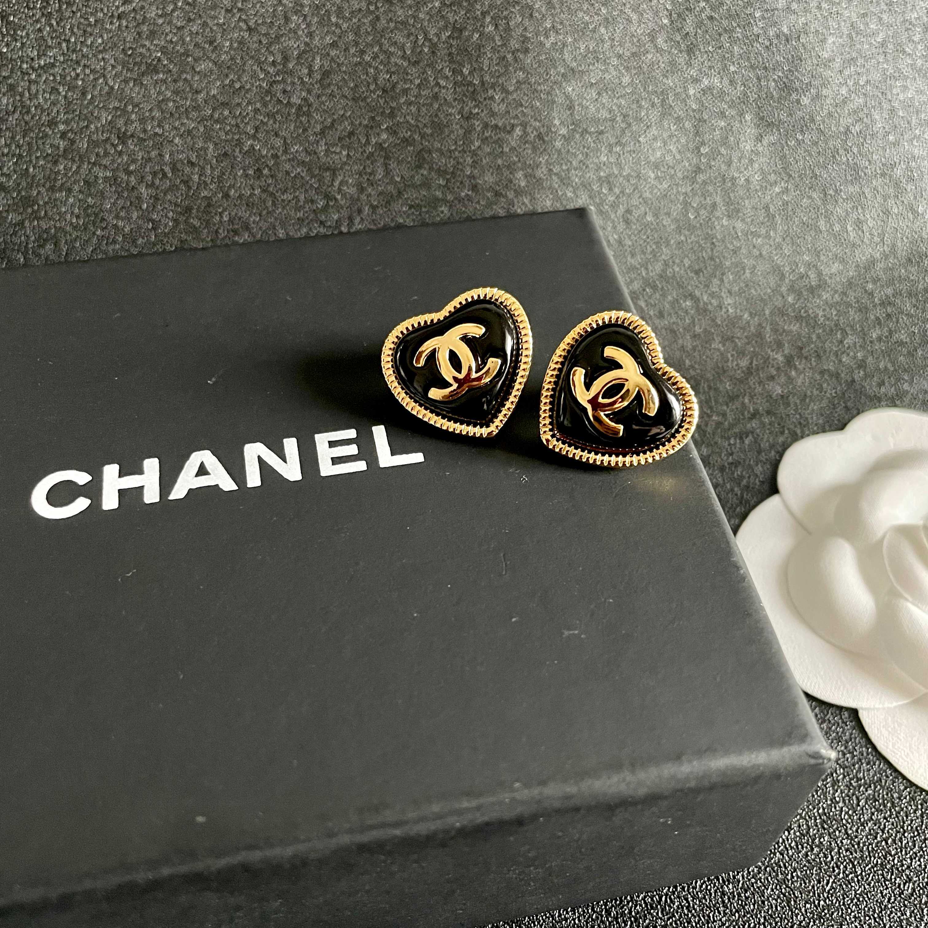 Chanel香奈儿 中古 双C耳钉👀原版复刻logo 小香家的款式真心无需多介绍😘🎶每一款都超好看，精致