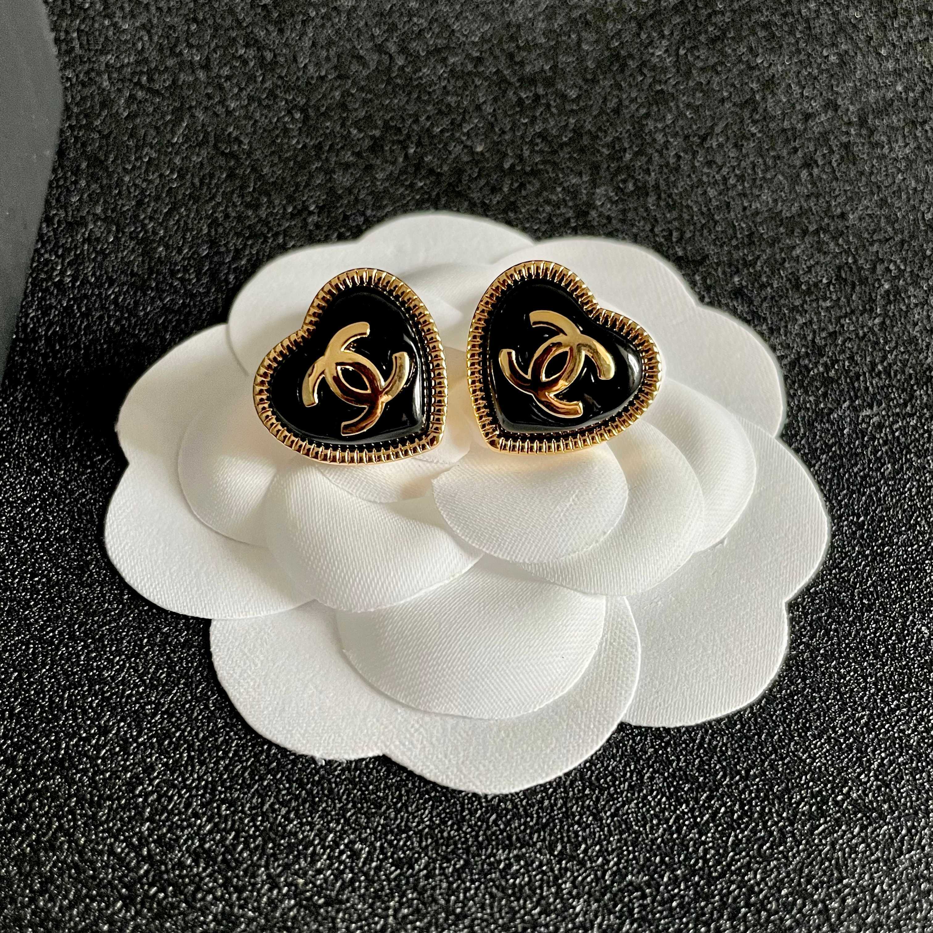 Chanel香奈儿 中古 双C耳钉👀原版复刻logo 小香家的款式真心无需多介绍😘🎶每一款都超好看，精致