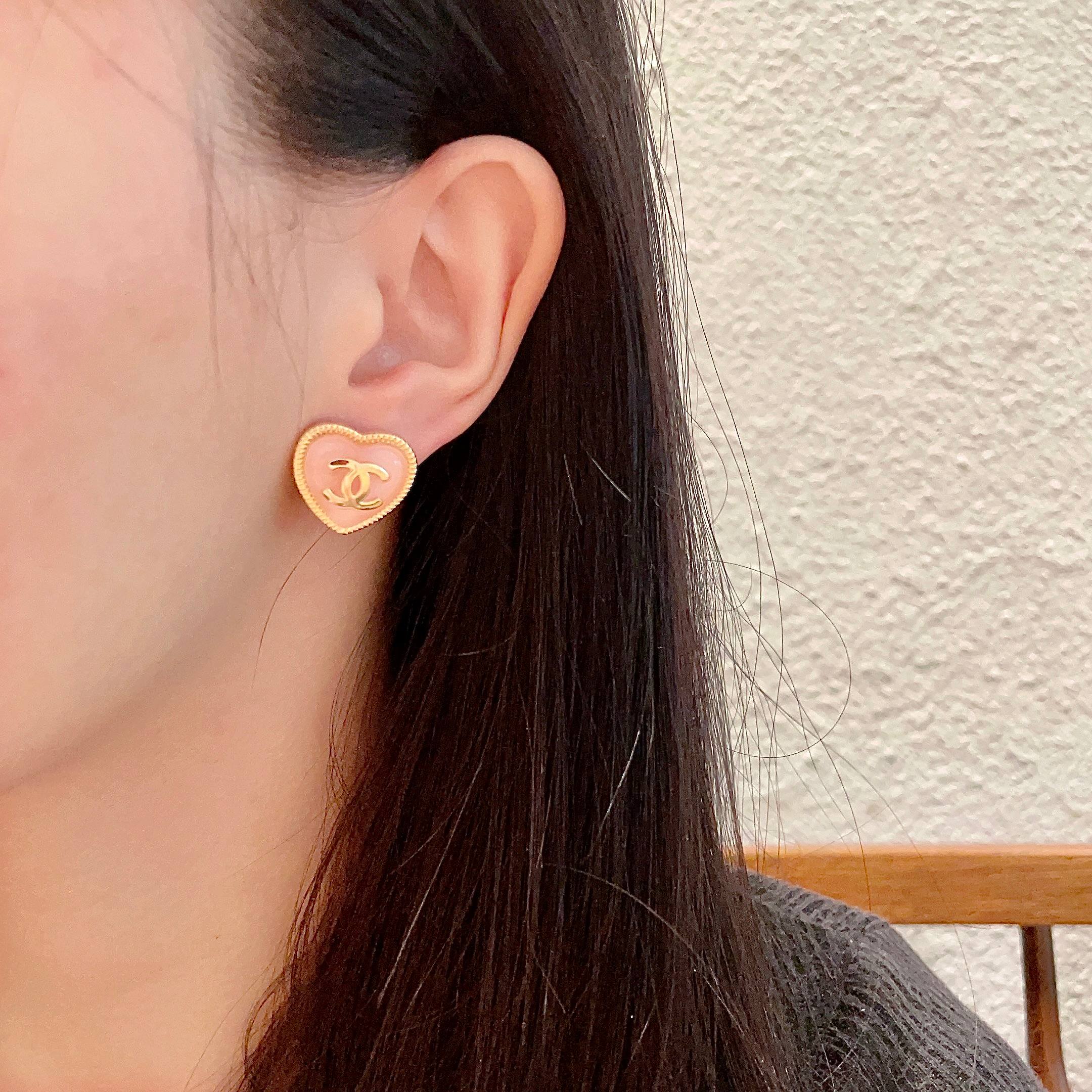Chanel香奈儿 中古 双C耳钉👀原版复刻logo 小香家的款式真心无需多介绍😘🎶每一款都超好看，精致