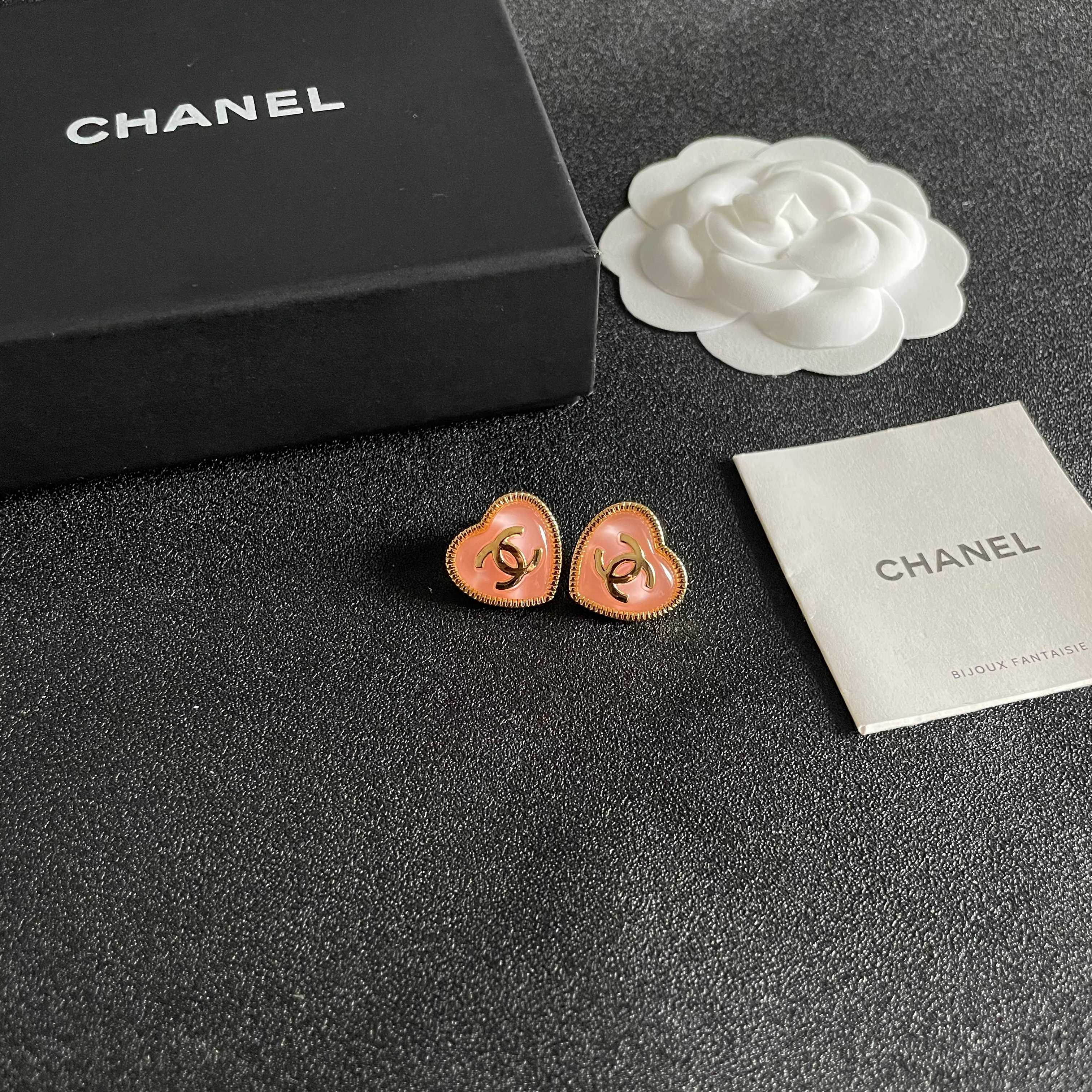 Chanel香奈儿 中古 双C耳钉👀原版复刻logo 小香家的款式真心无需多介绍😘🎶每一款都超好看，精致