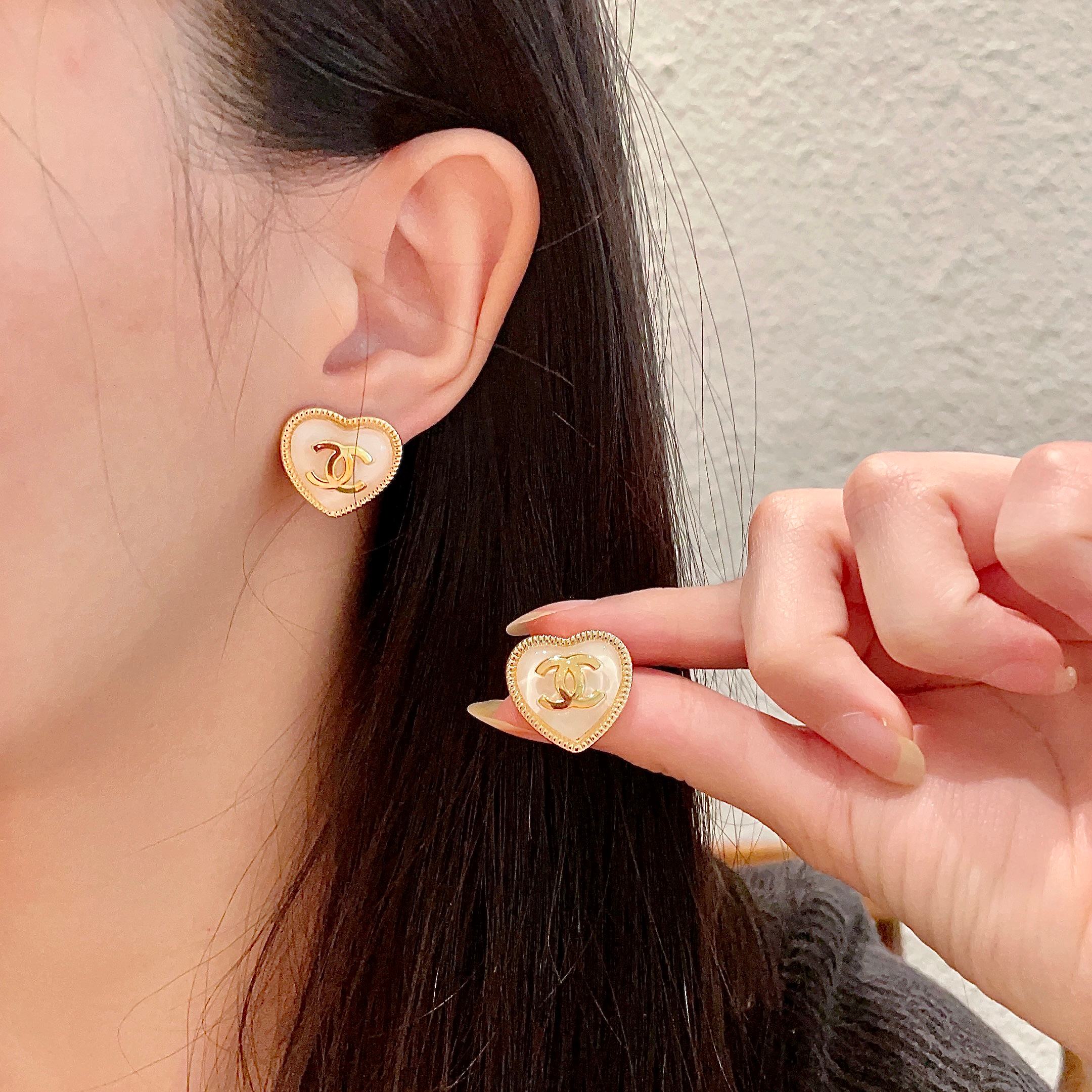 Chanel香奈儿 中古 双C耳钉👀原版复刻logo 小香家的款式真心无需多介绍😘🎶每一款都超好看，精致