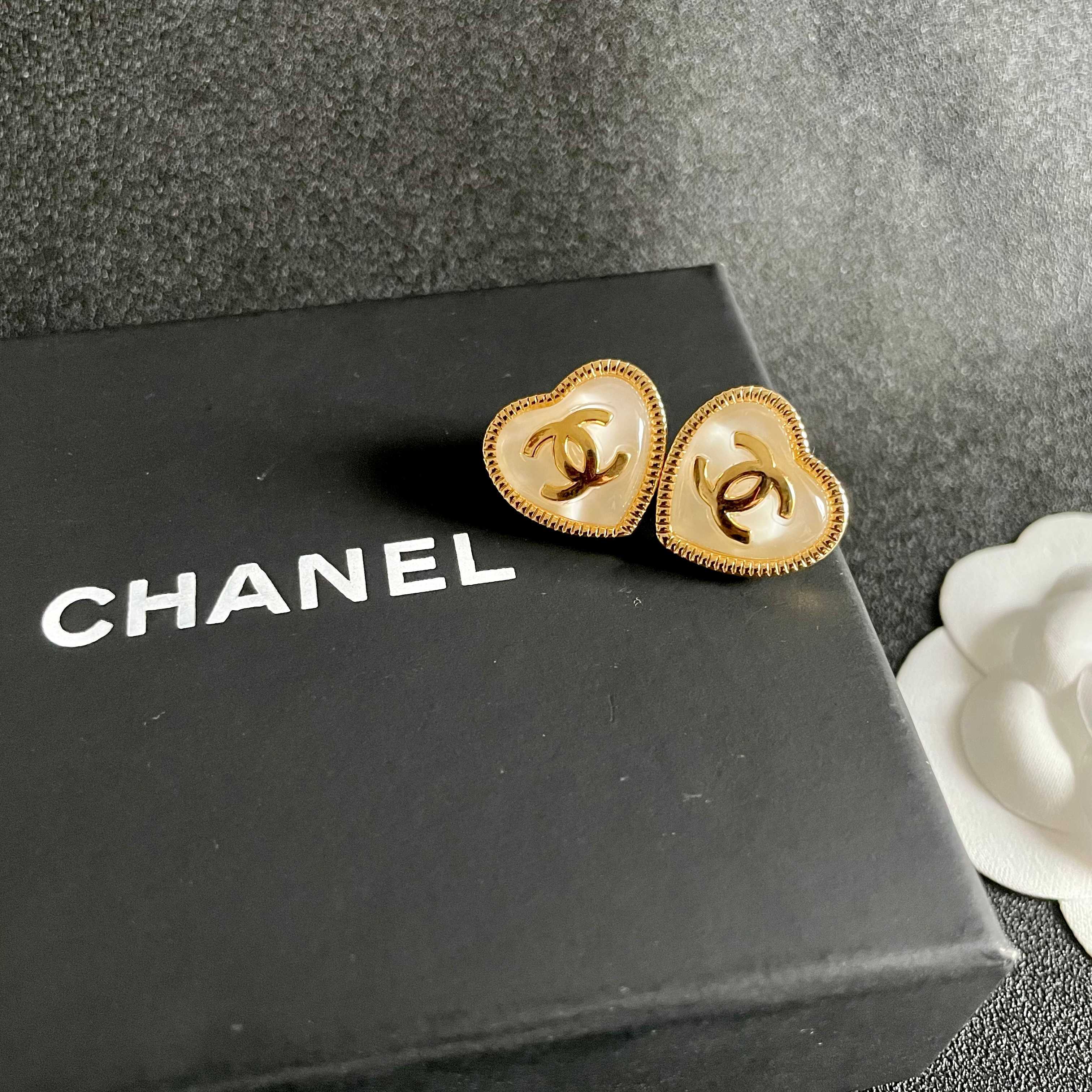 Chanel香奈儿 中古 双C耳钉👀原版复刻logo 小香家的款式真心无需多介绍😘🎶每一款都超好看，精致