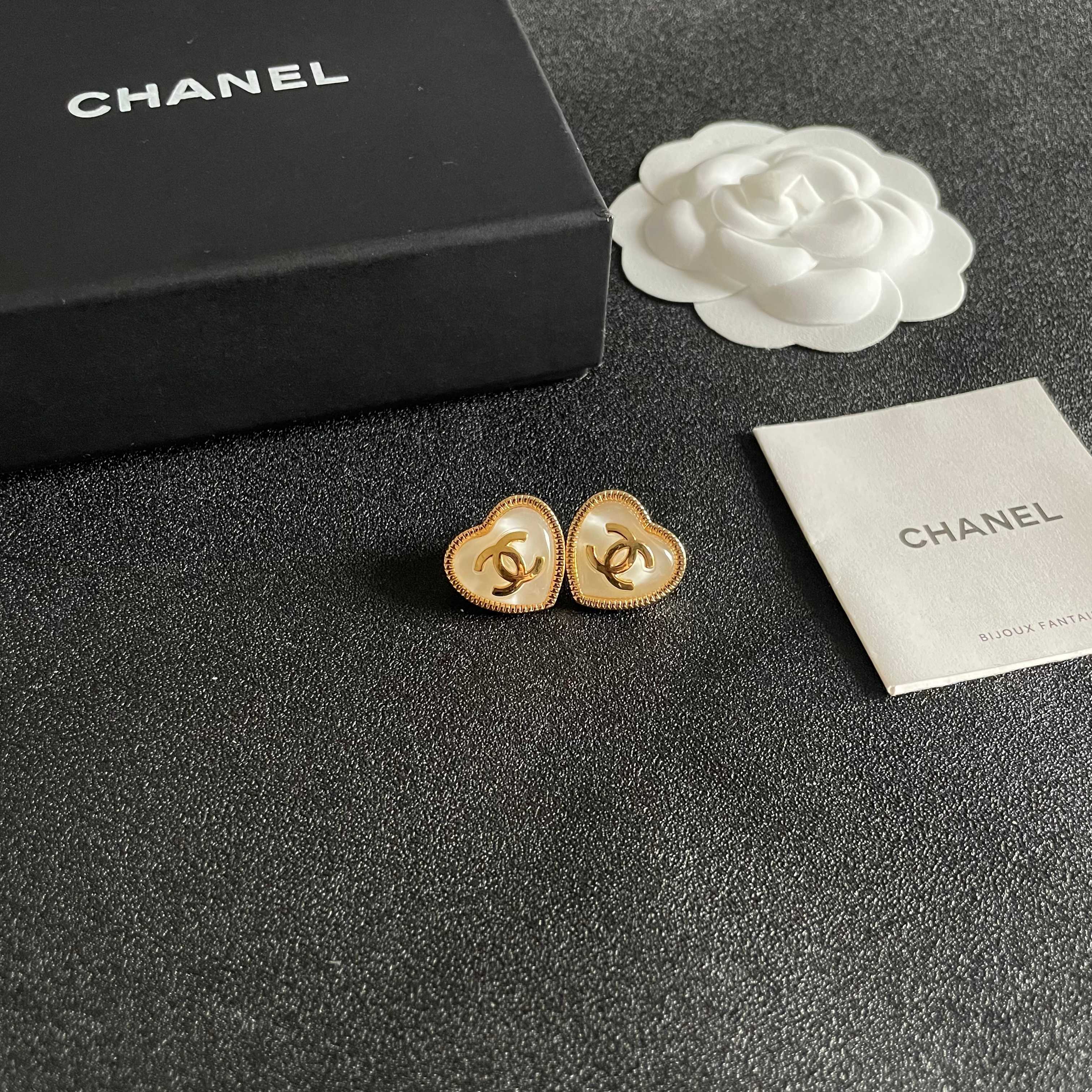 Chanel香奈儿 中古 双C耳钉👀原版复刻logo 小香家的款式真心无需多介绍😘🎶每一款都超好看，精致